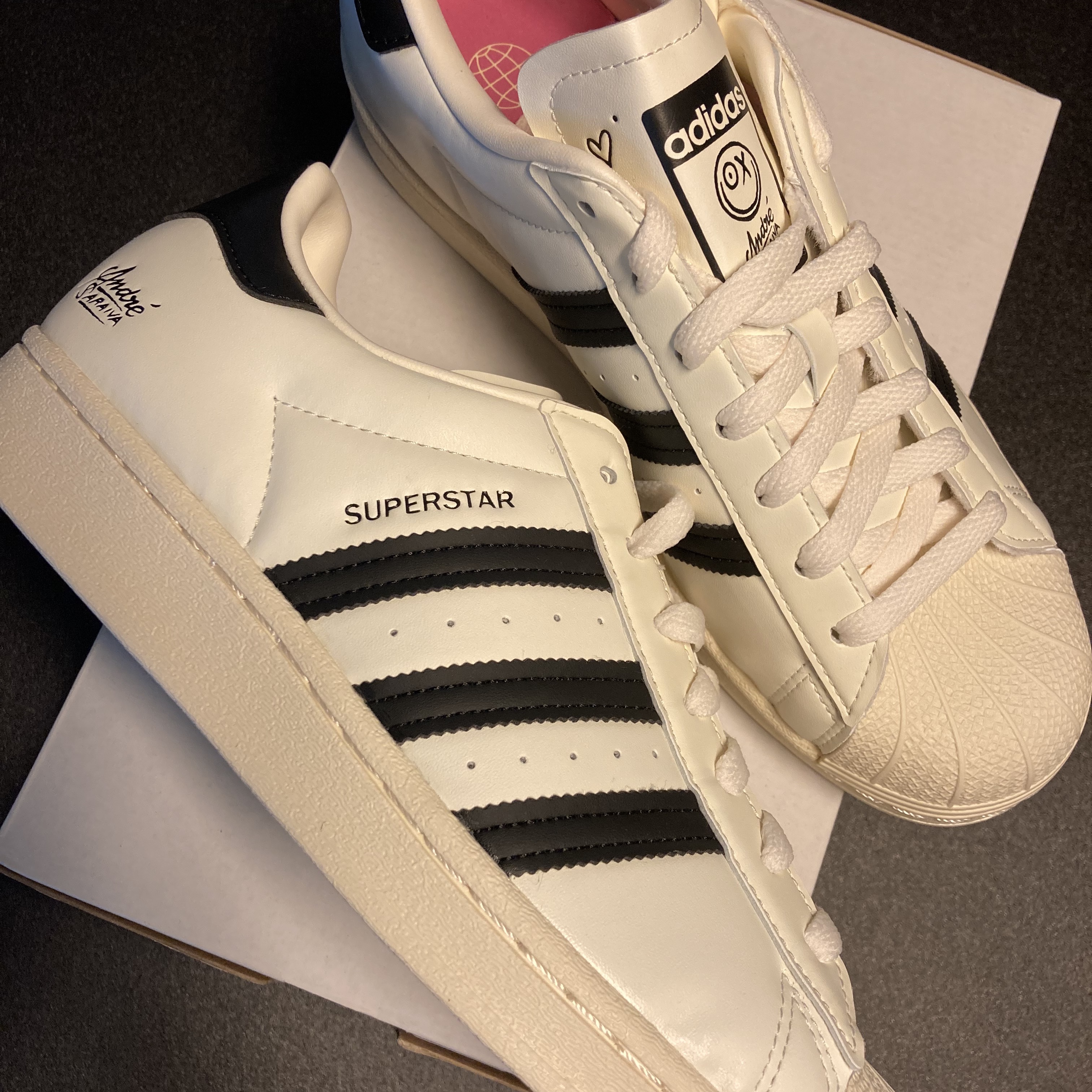 Adidas x Andre Saraiva Superstar Cream White Core Black 착용 스타일 - 2