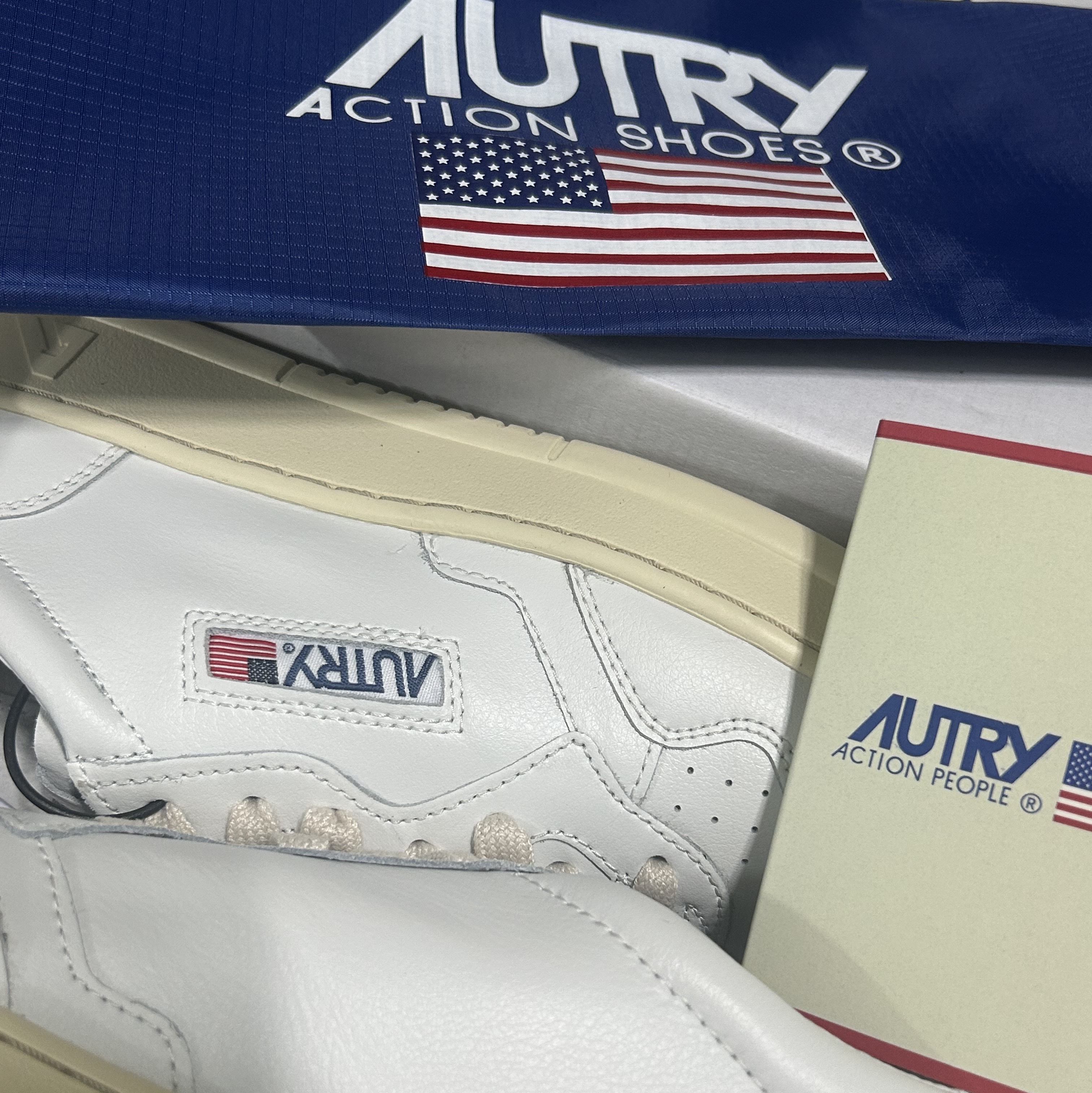Autry Medalist Low Leather Sneakers White 착용 스타일 - 1