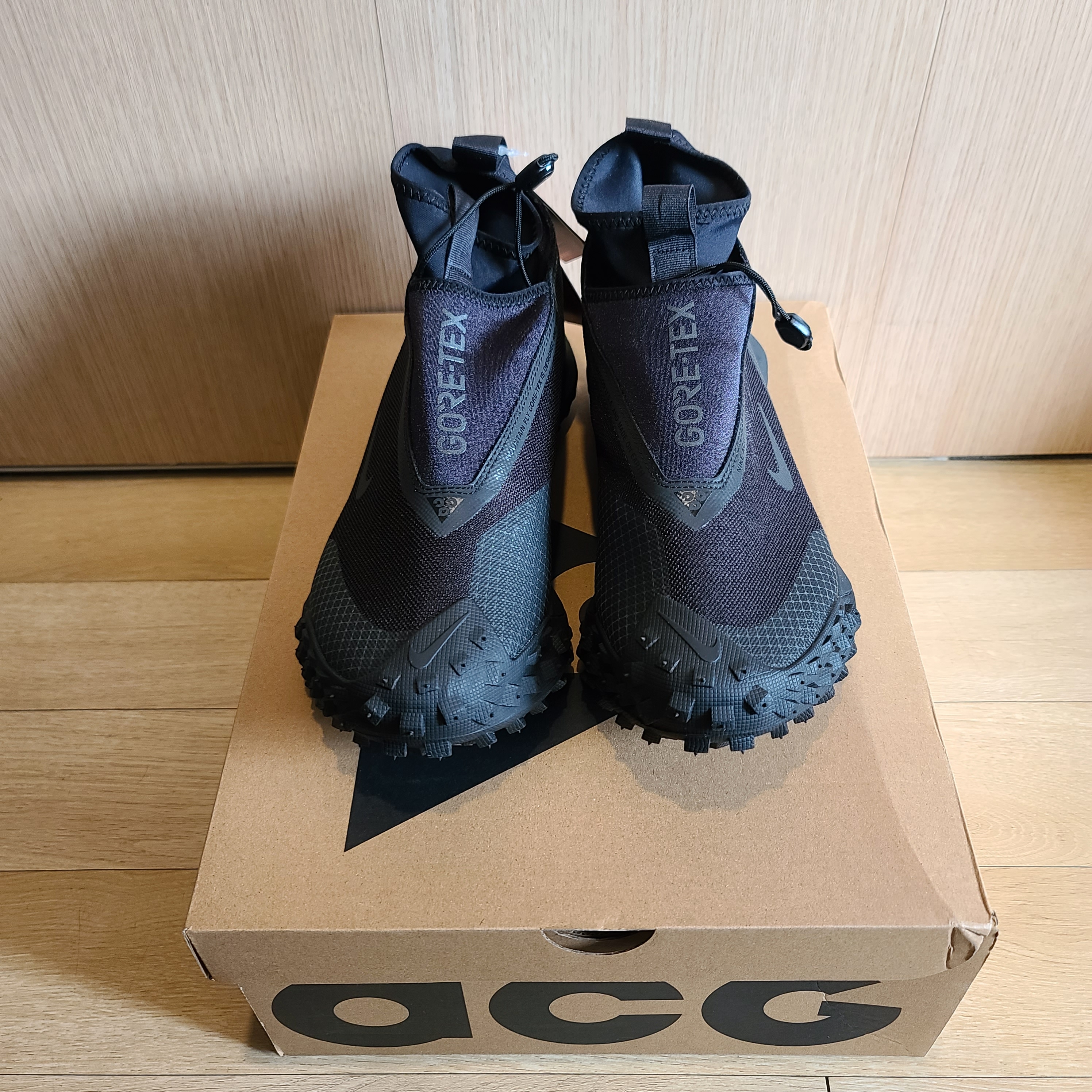 Nike ACG Mountain Fly Gore-Tex Black and Dark Grey 착용 스타일 - 2