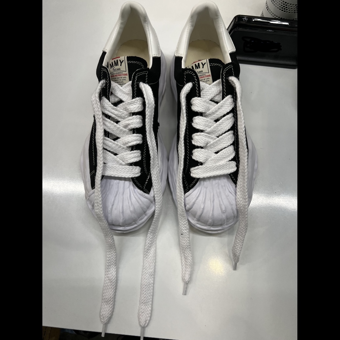 Maison Mihara Yasuhiro Blakey OG Sole Canvas Low-top Sneakers Black White 착용 스타일