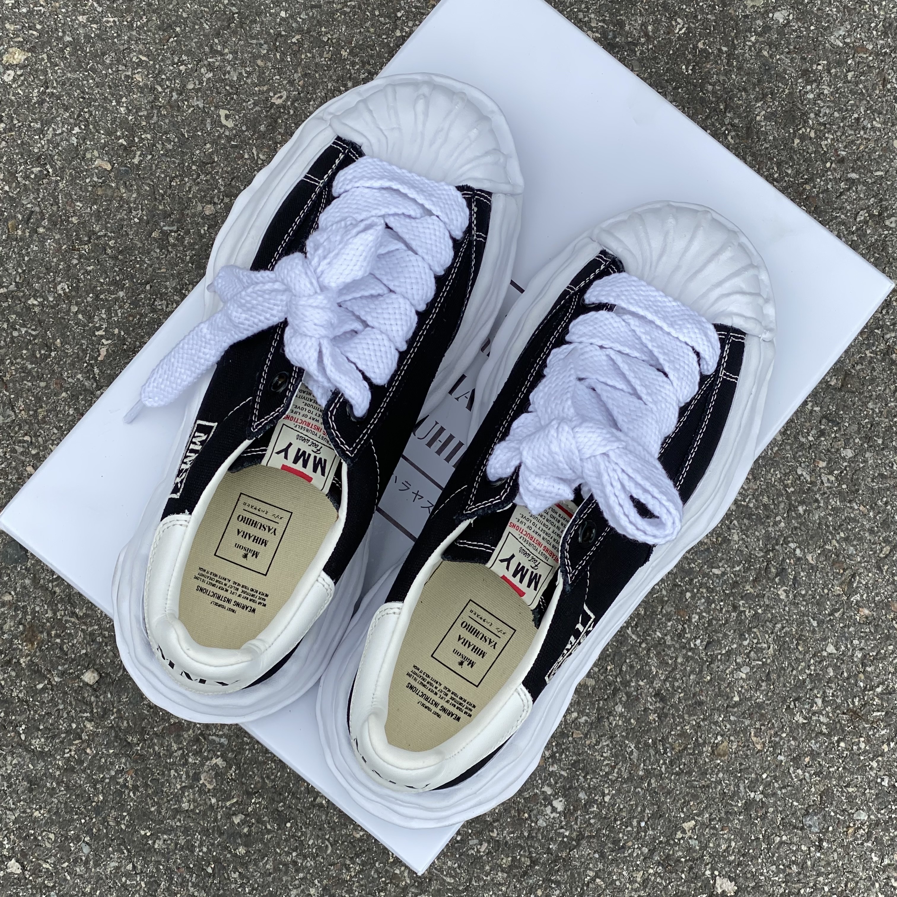 Maison Mihara Yasuhiro Blakey OG Sole Canvas Low-top Sneakers Black White 착용 스타일