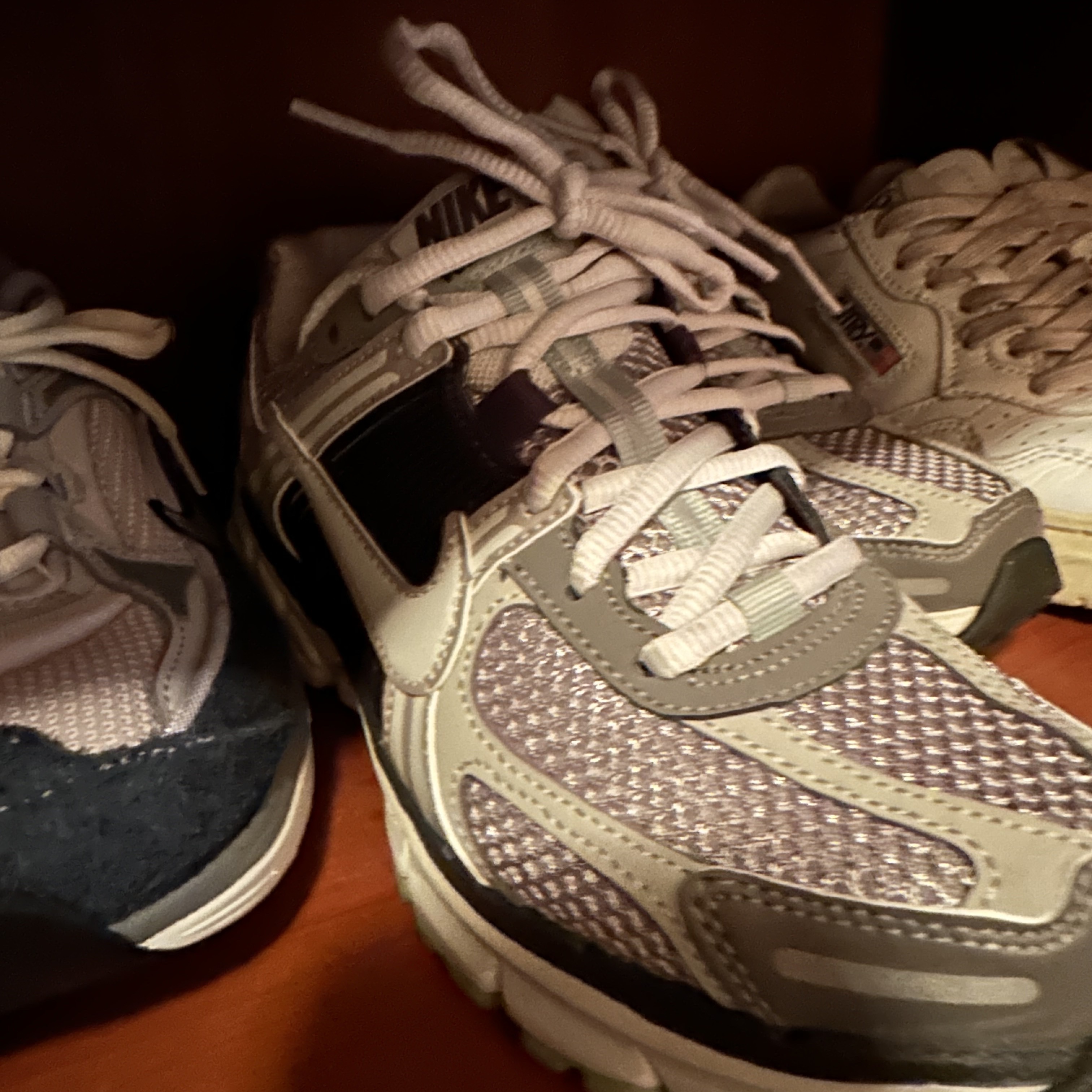 (W) Nike Zoom Vomero 5 Cobblestone and Flat Pewter 착용 스타일