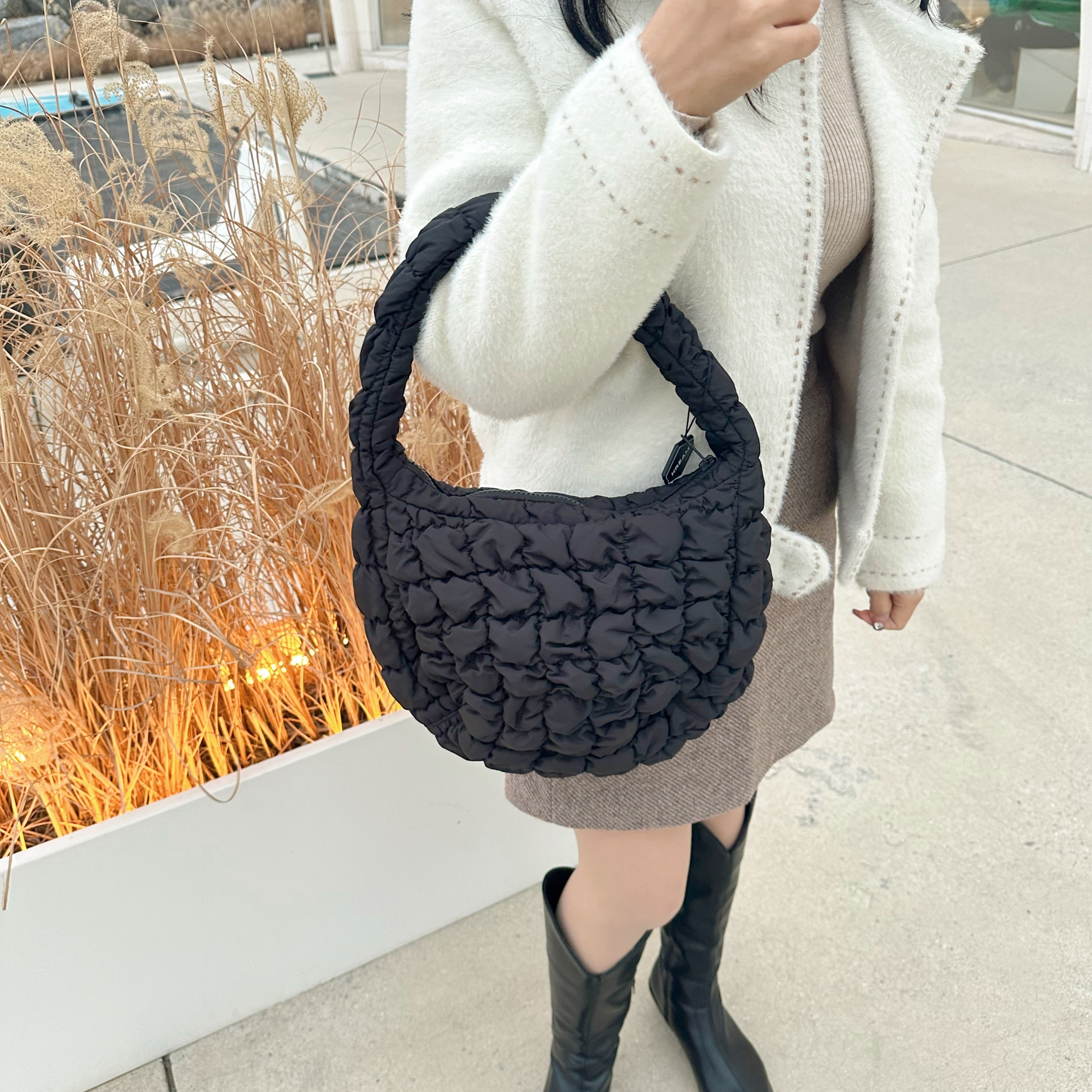 COS Quilted Mini Bag Black 착용 스타일