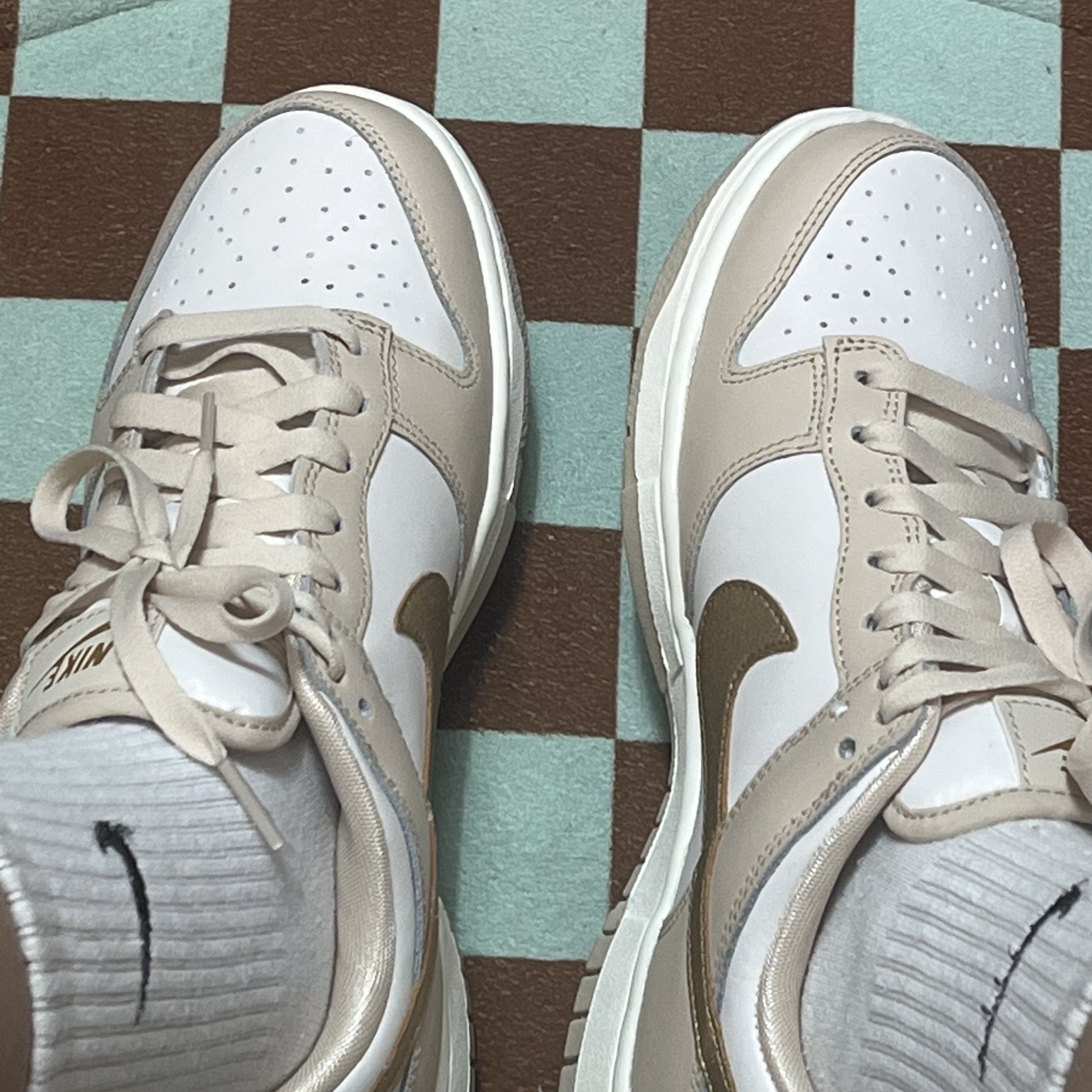 (W) Nike Dunk Low Sanddrift Metallic Gold 착용 스타일 - 1