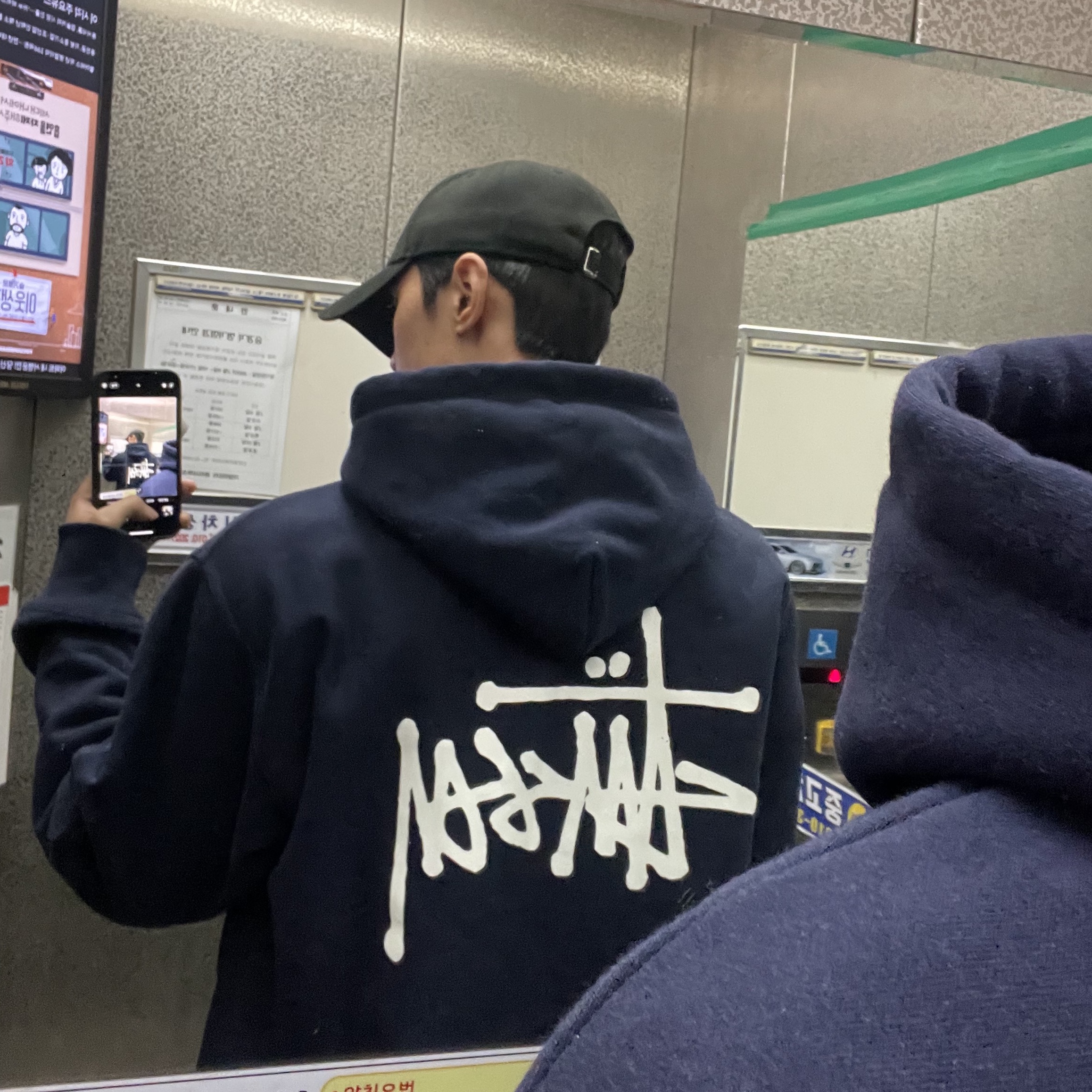 Stussy Basic Stussy Hoodie Navy 2022, Casetify x IAB Studio iPhone Black Logo MagSafe Mirror Case Black 착용 스타일