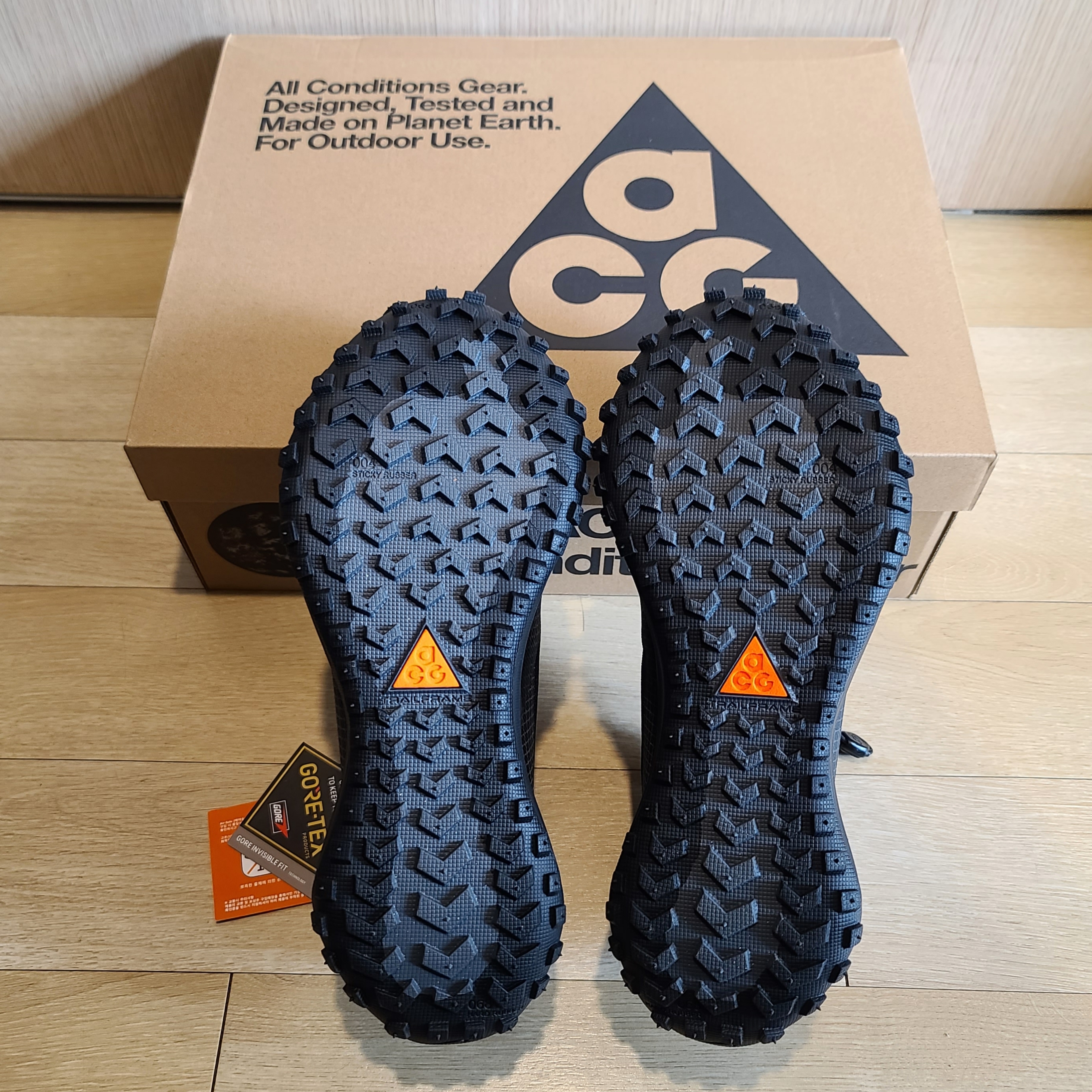 Nike ACG Mountain Fly Gore-Tex Black and Dark Grey 착용 스타일 - 4