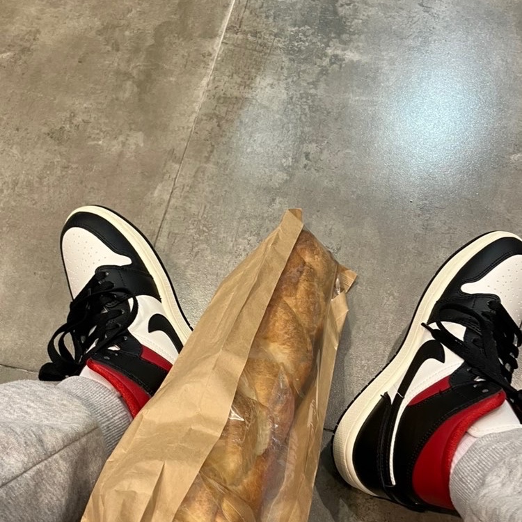 (W) Jordan 1 Mid Black Gym Red 착용 스타일 - 2