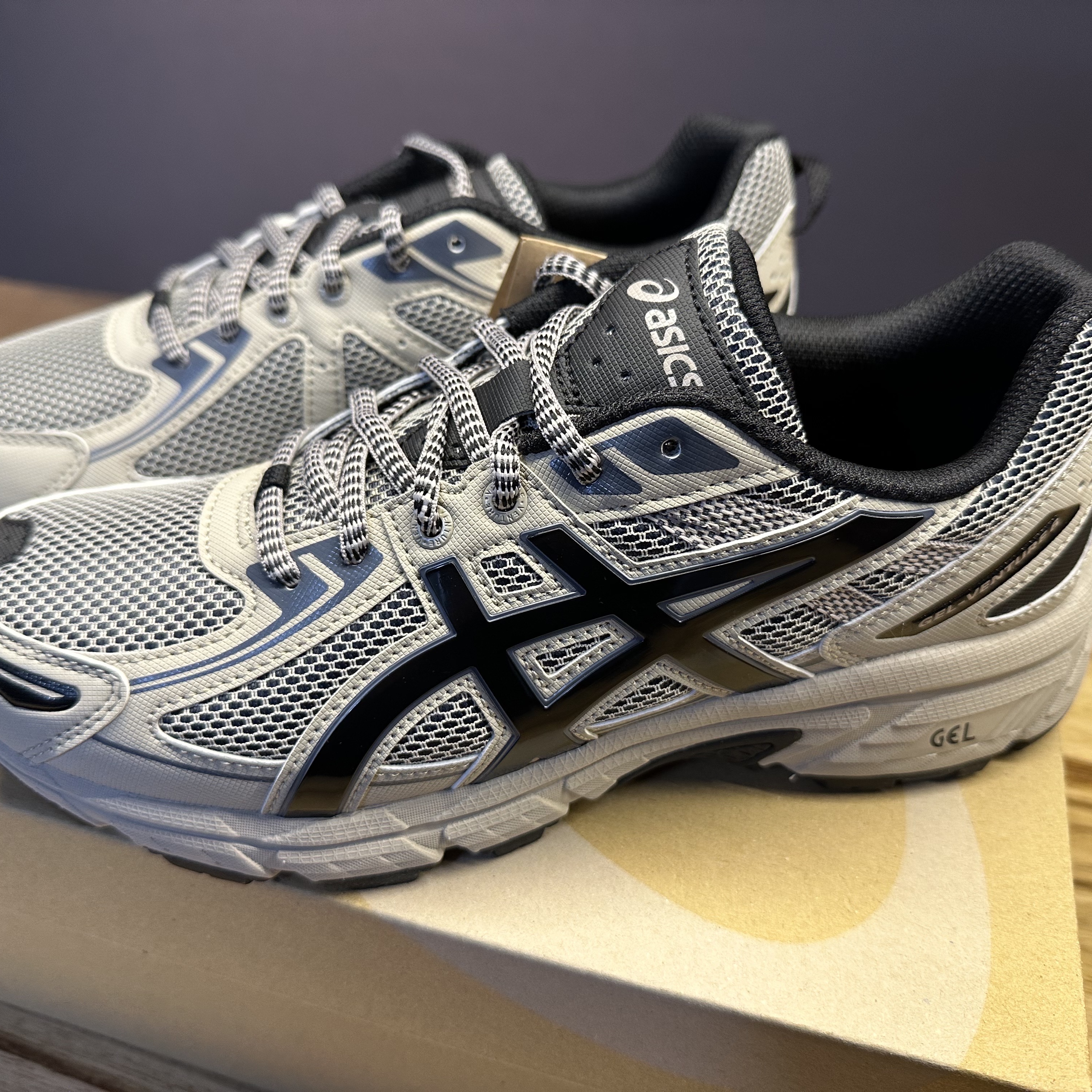 Asics Gel-Venture 6 Feather Grey Black 착용 스타일 - 4