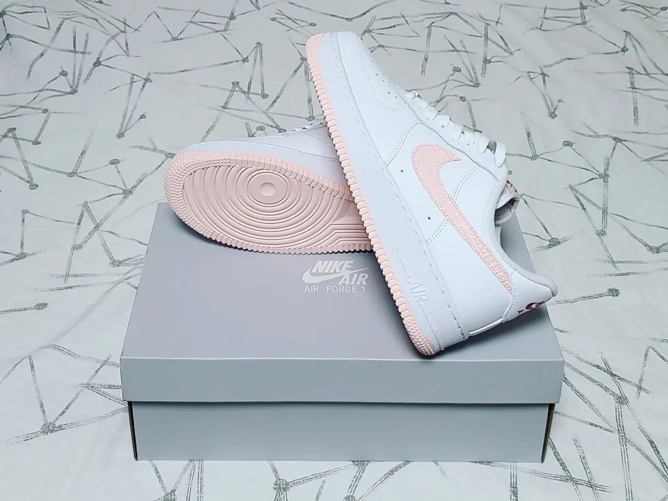 Nike Air Force 1 '07 Valentine's Day 2022 착용 스타일 - 4