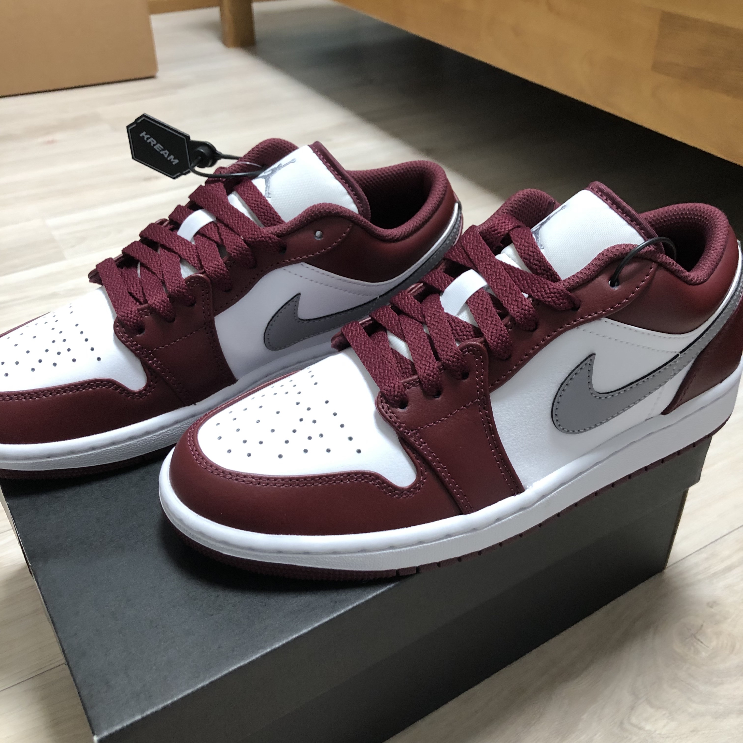 Jordan 1 Low Cherrywood Red 착용 스타일 - 3
