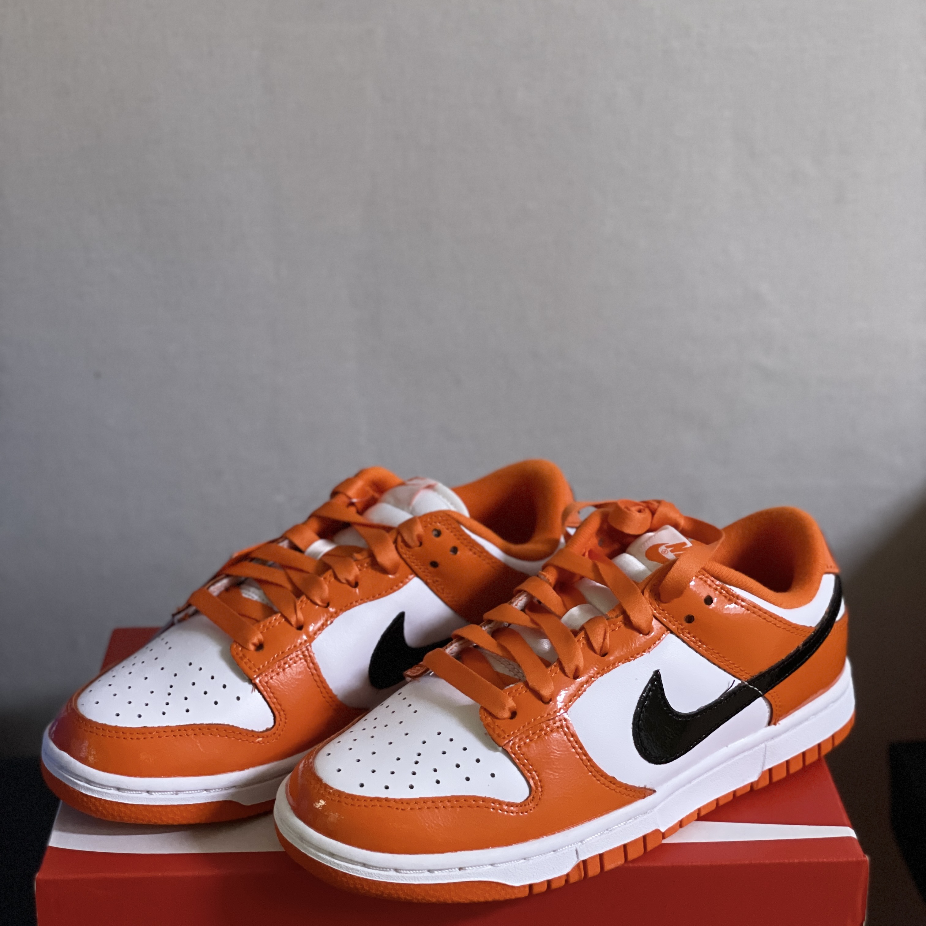 (W) Nike Dunk Low Essential Brilliant Orange 착용 스타일 - 1