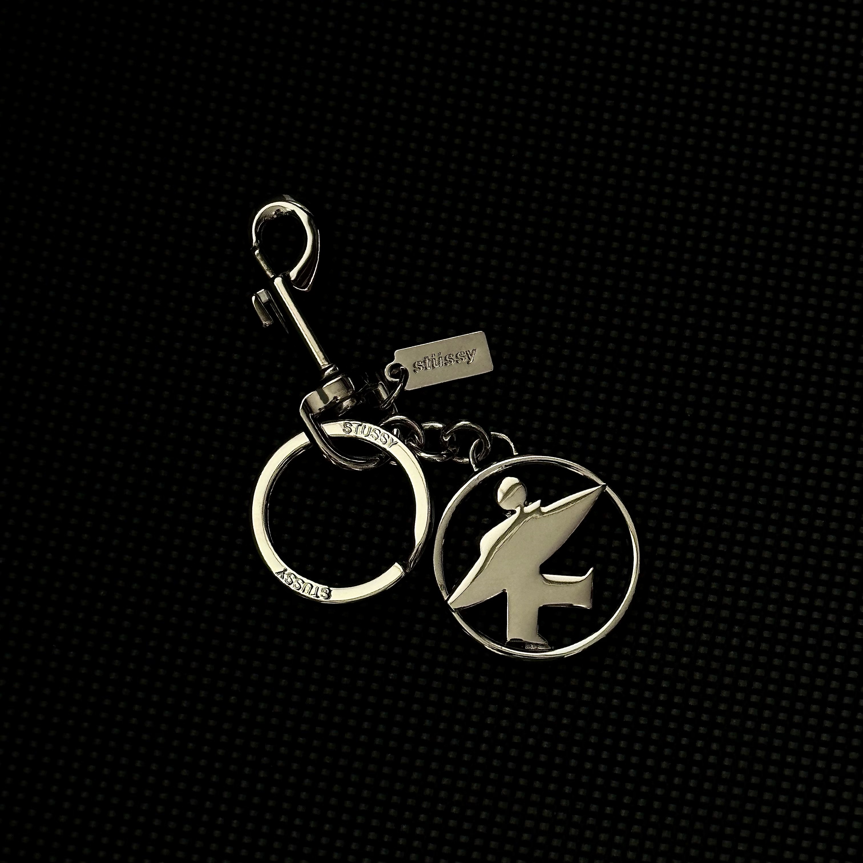 Stussy Surfman Keychain Silver 착용 스타일 - 1
