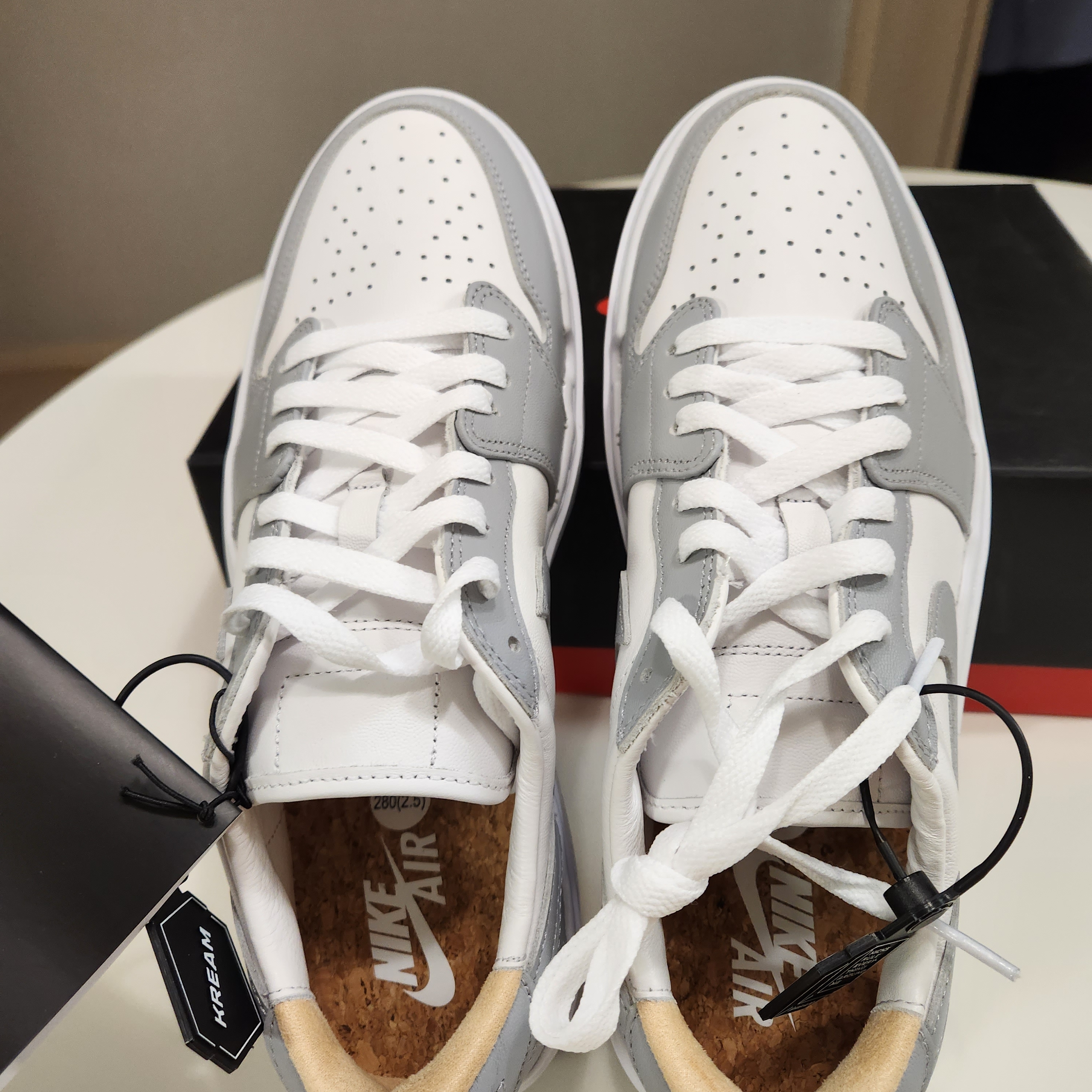 (W) Jordan 1 Elevate Low White and Wolf Grey 착용 스타일 - 3