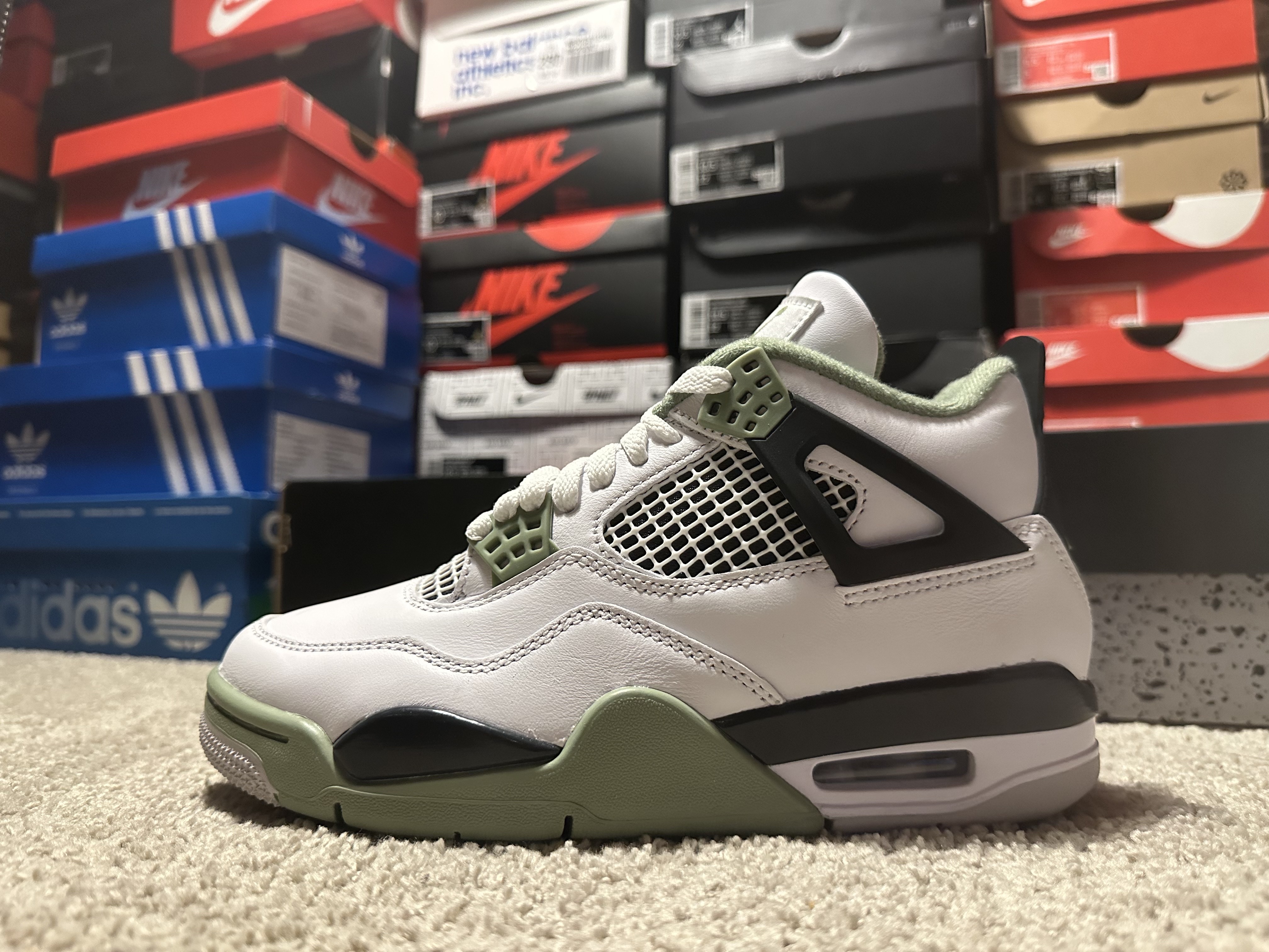 (W) Jordan 4 Retro Oil Green 착용 스타일 - 1
