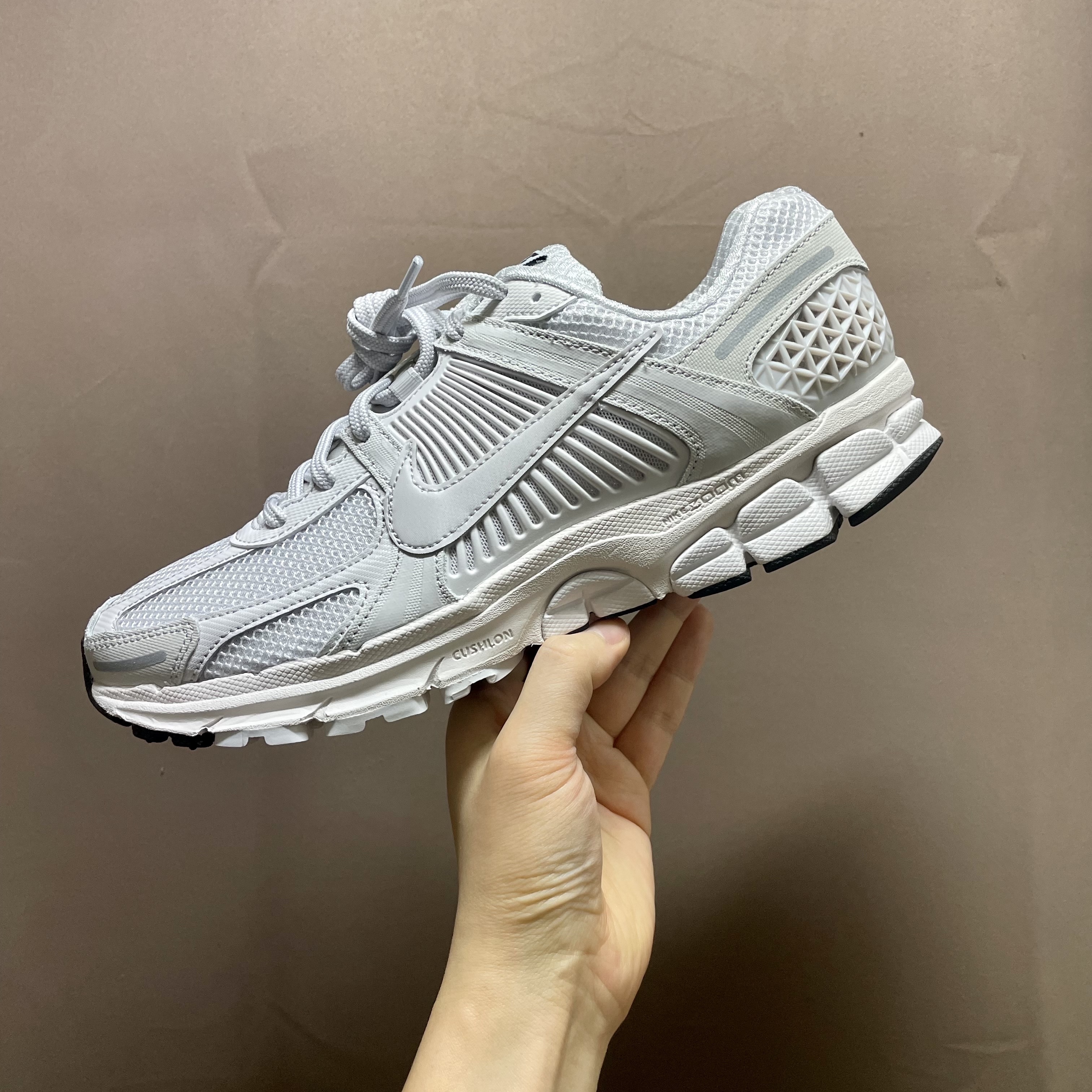Nike Zoom Vomero 5 PRM Light Iron Ore and Flat Fewter, Nike Zoom Vomero 5 SP Vast Grey 2023 착용 스타일 - 4