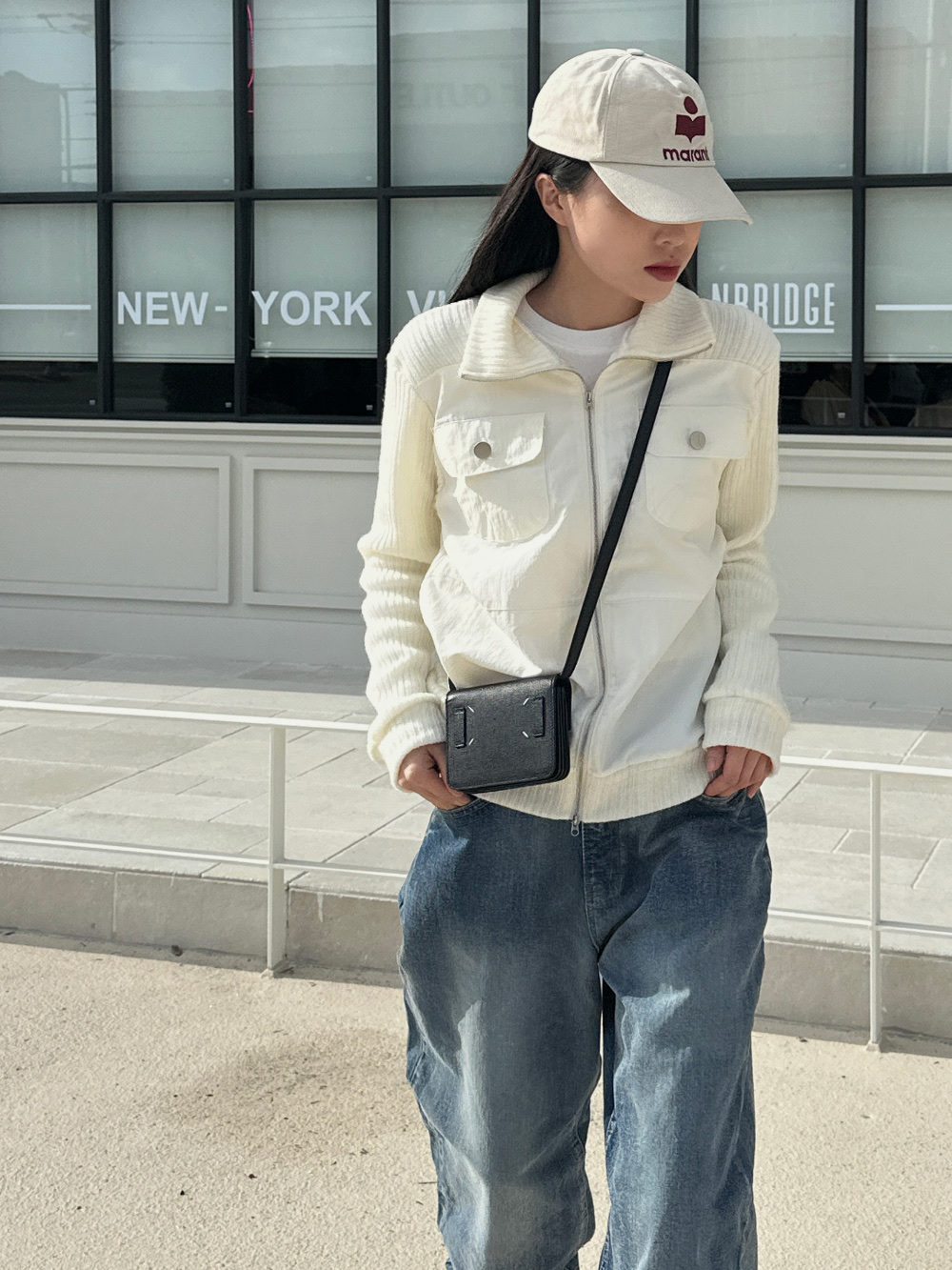 (W) Isabel Marant Tyrony Cap Ecru Red, (W) Alexander McQueen Oversized Velcro Sneakers White Black 착용 스타일 - 2