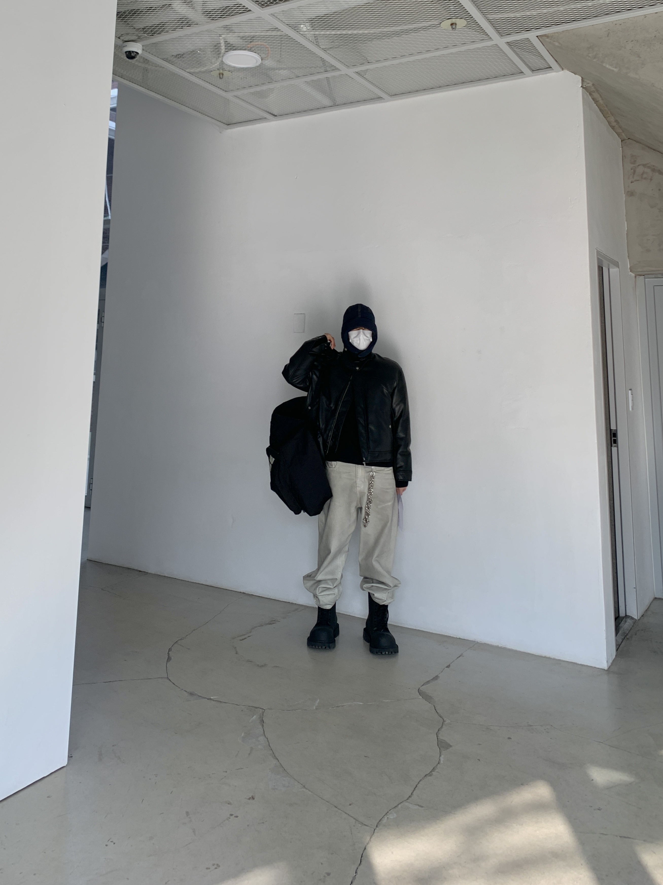 Jacquemus La Cagoule Bricciola Puffed Ear Flap Hat Navy, Balenciaga XL Army Boots Full Eva Black 착용 스타일 - 3