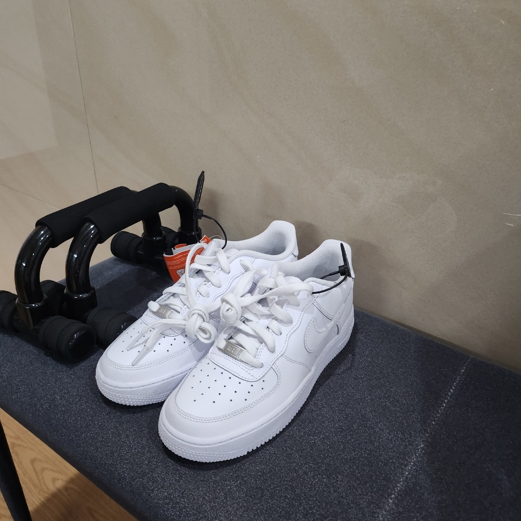 (GS) Nike Air Force 1 LE White 착용 스타일