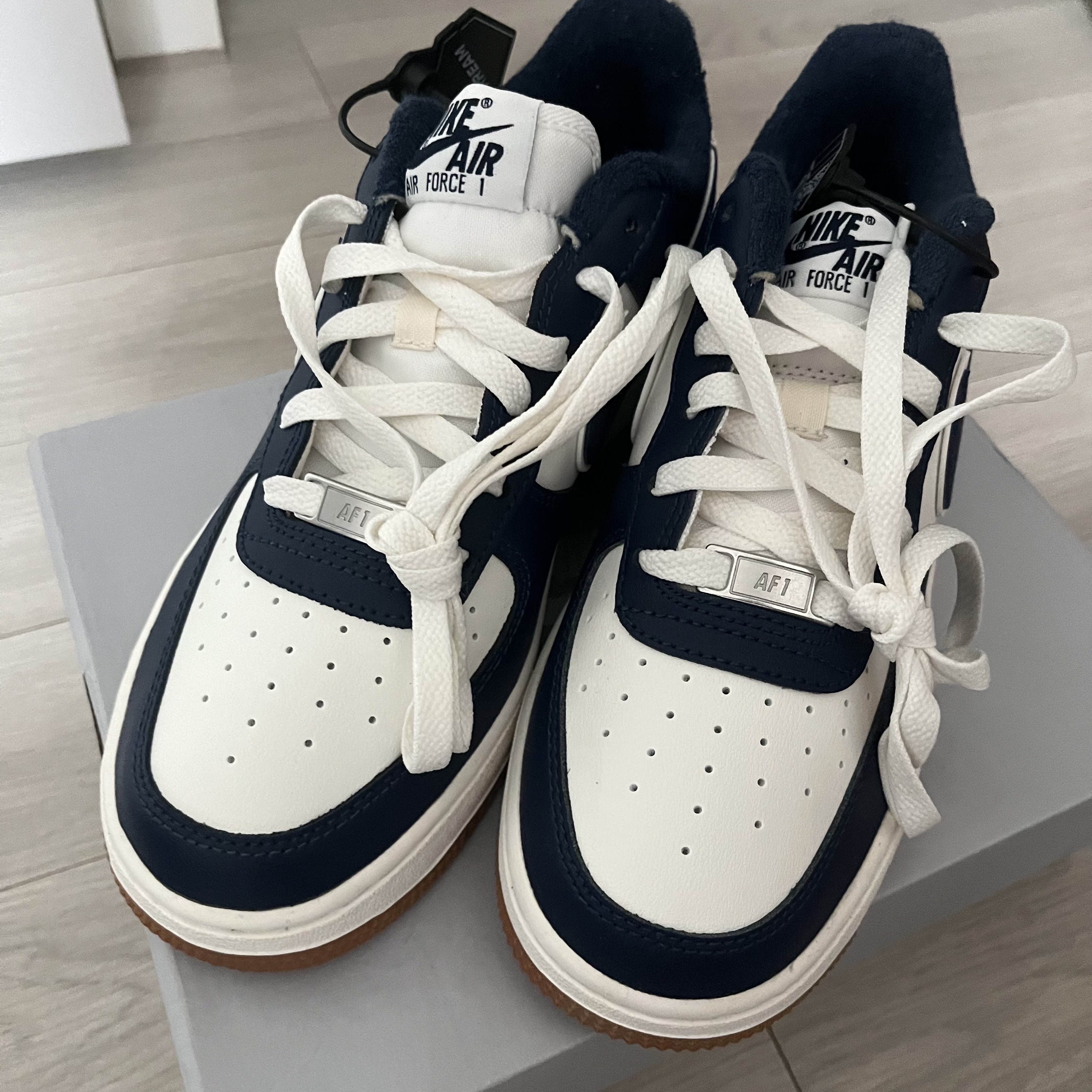 (GS) Nike Air Force 1 LV8 3 Midnight Navy 착용 스타일 - 2