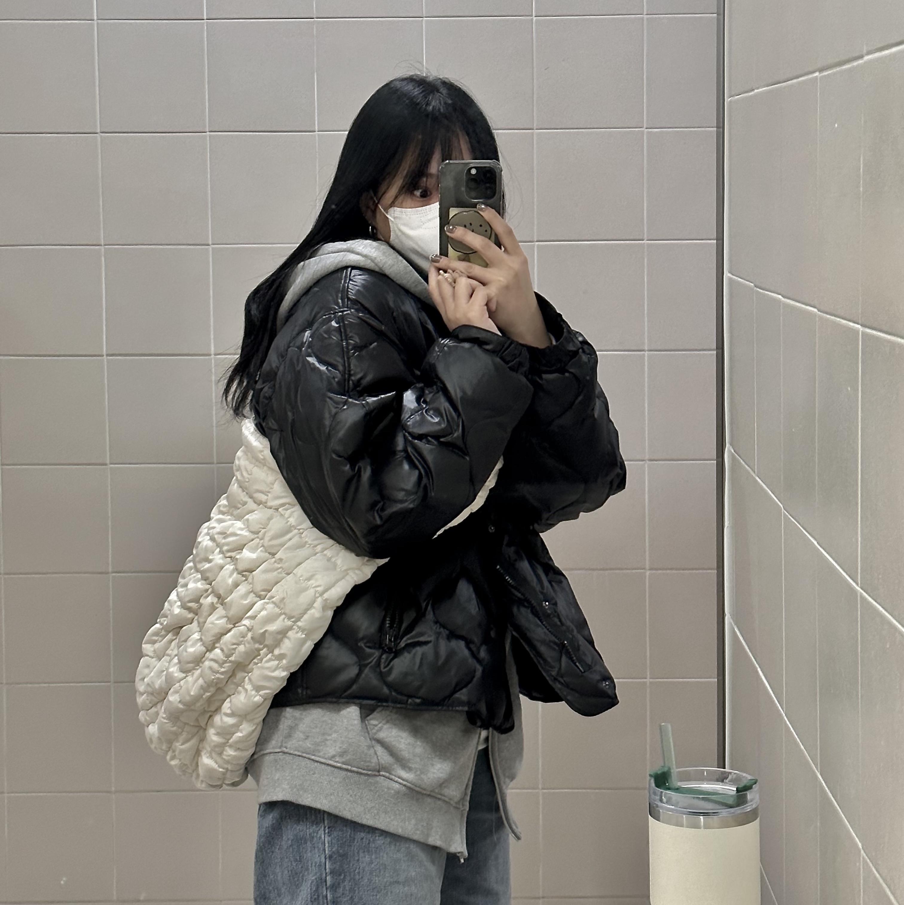 COS Quilted Oversized Shoulder Bag Off White Light Beige, Apple iPhone 14 Pro 256GB Space Black (Korean Ver.) 착용 스타일