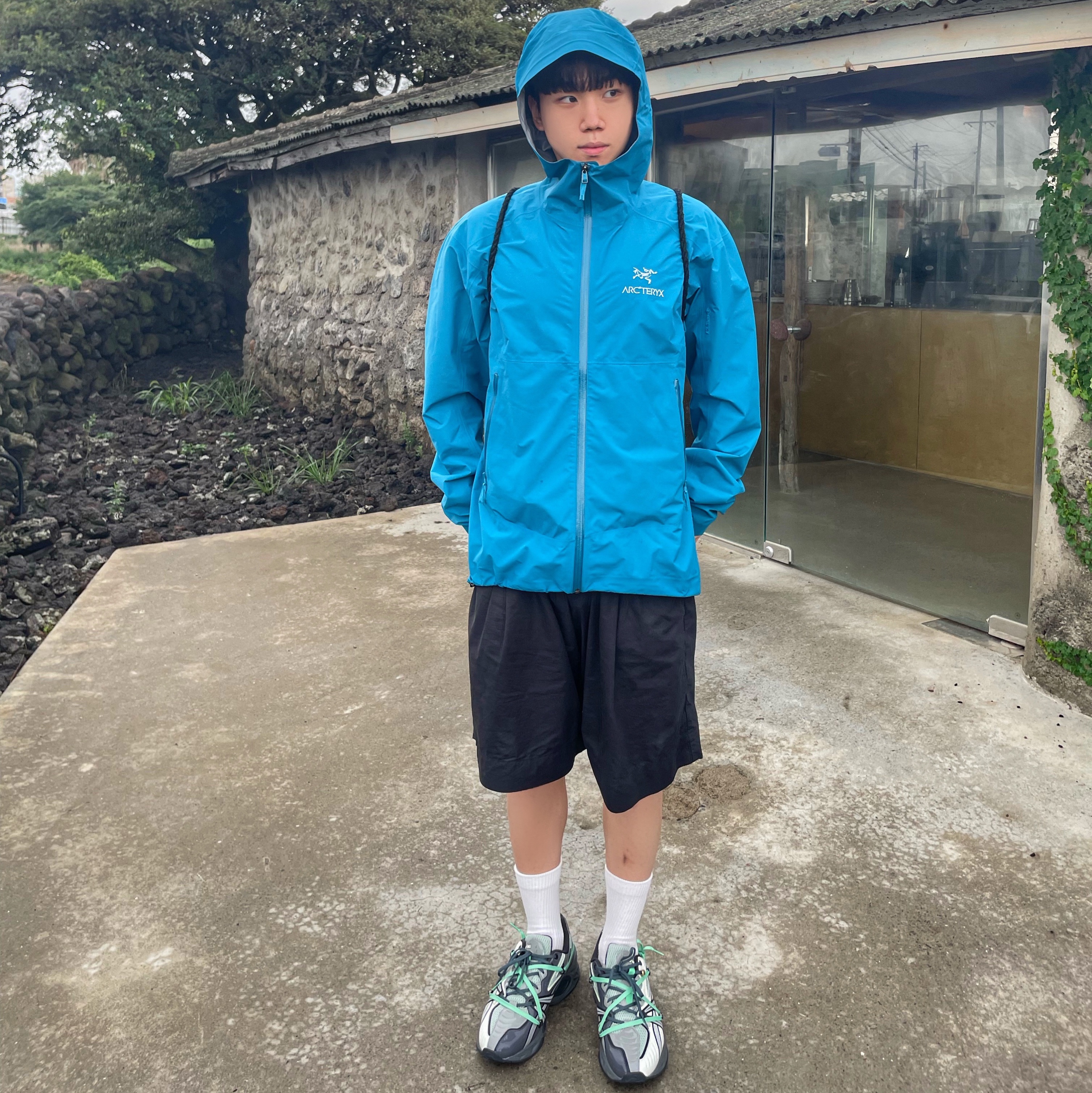 Arc'teryx Zeta SL Jacket Frenetic, Asics x Andersson Bell HN2-S Protoblast Smoke Grey 착용 스타일