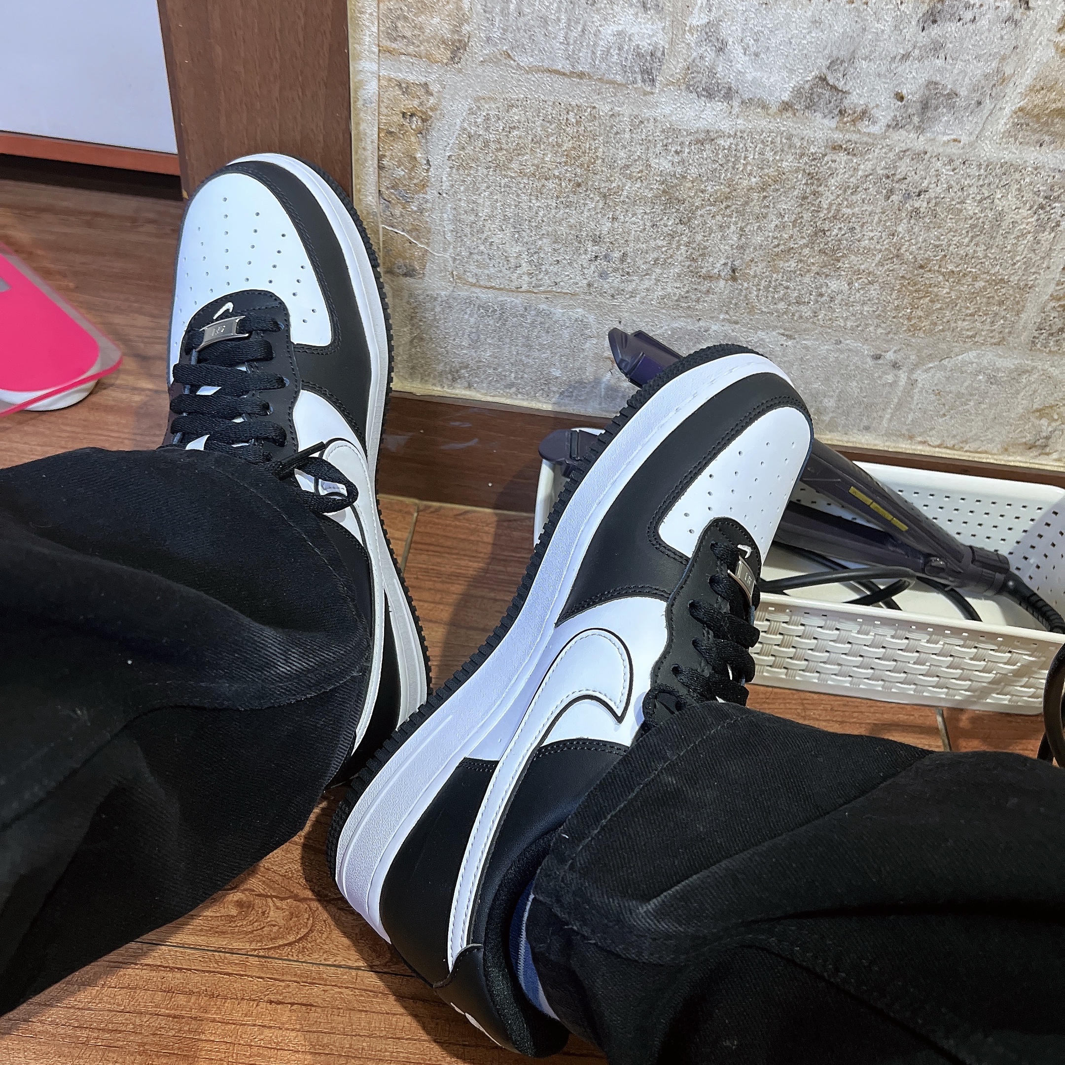 Nike Air Force 1 '07 Black White 착용 스타일 - 2