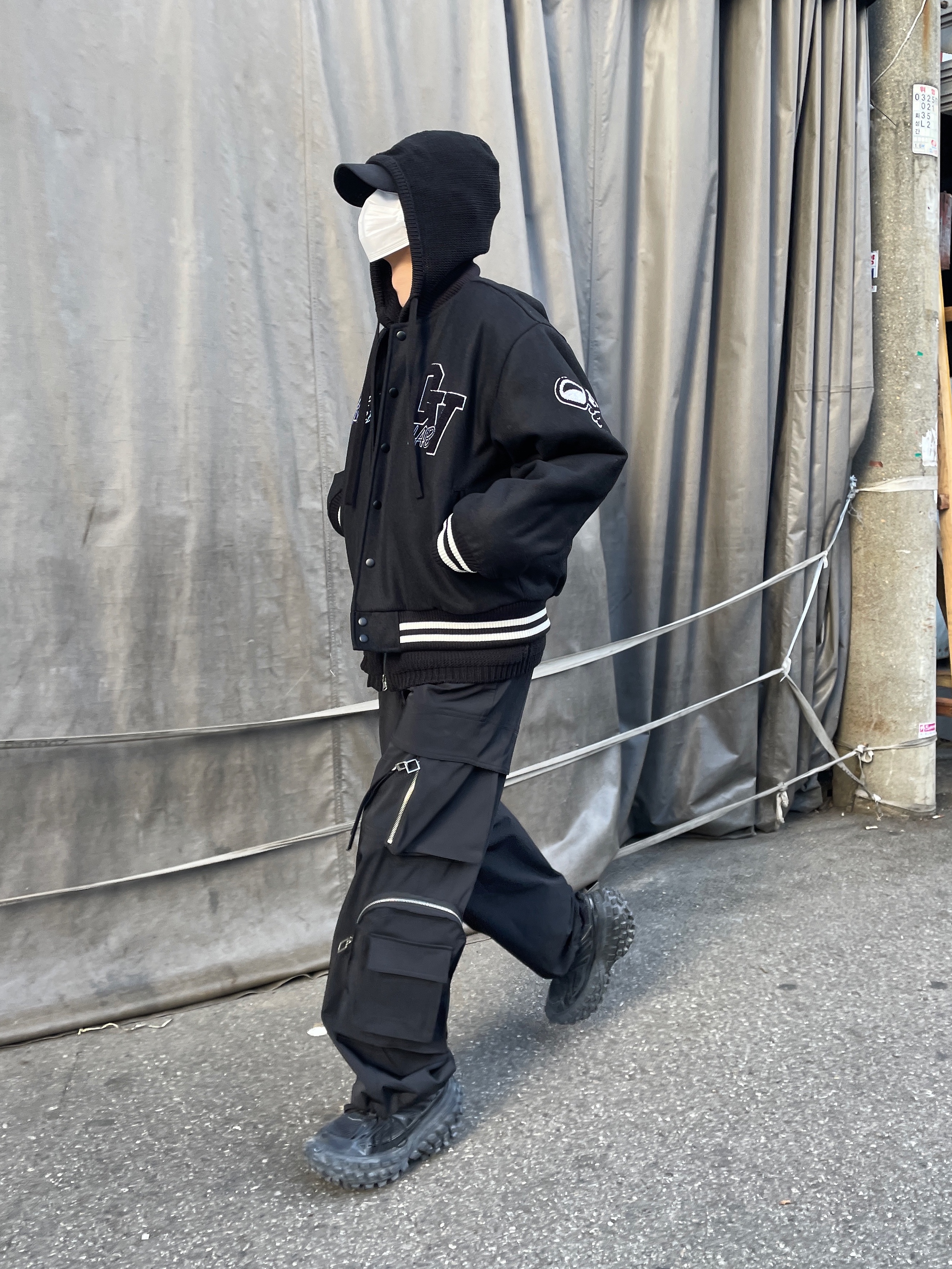 Balenciaga Defender Sneakers Black 착용 스타일 - 2