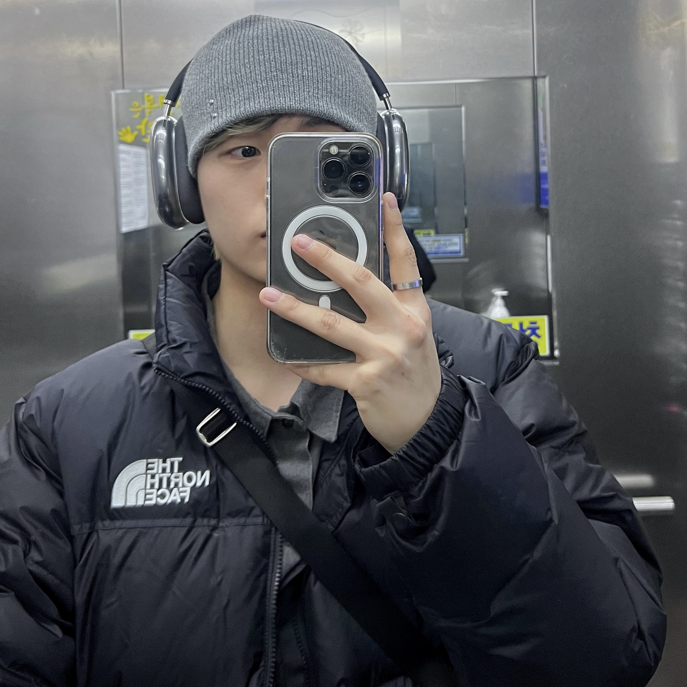Apple AirPods Max Lightning Space Gray (Korean Ver.), The North Face 1996 Eco Nuptse Jacket Black 착용 스타일 - 1