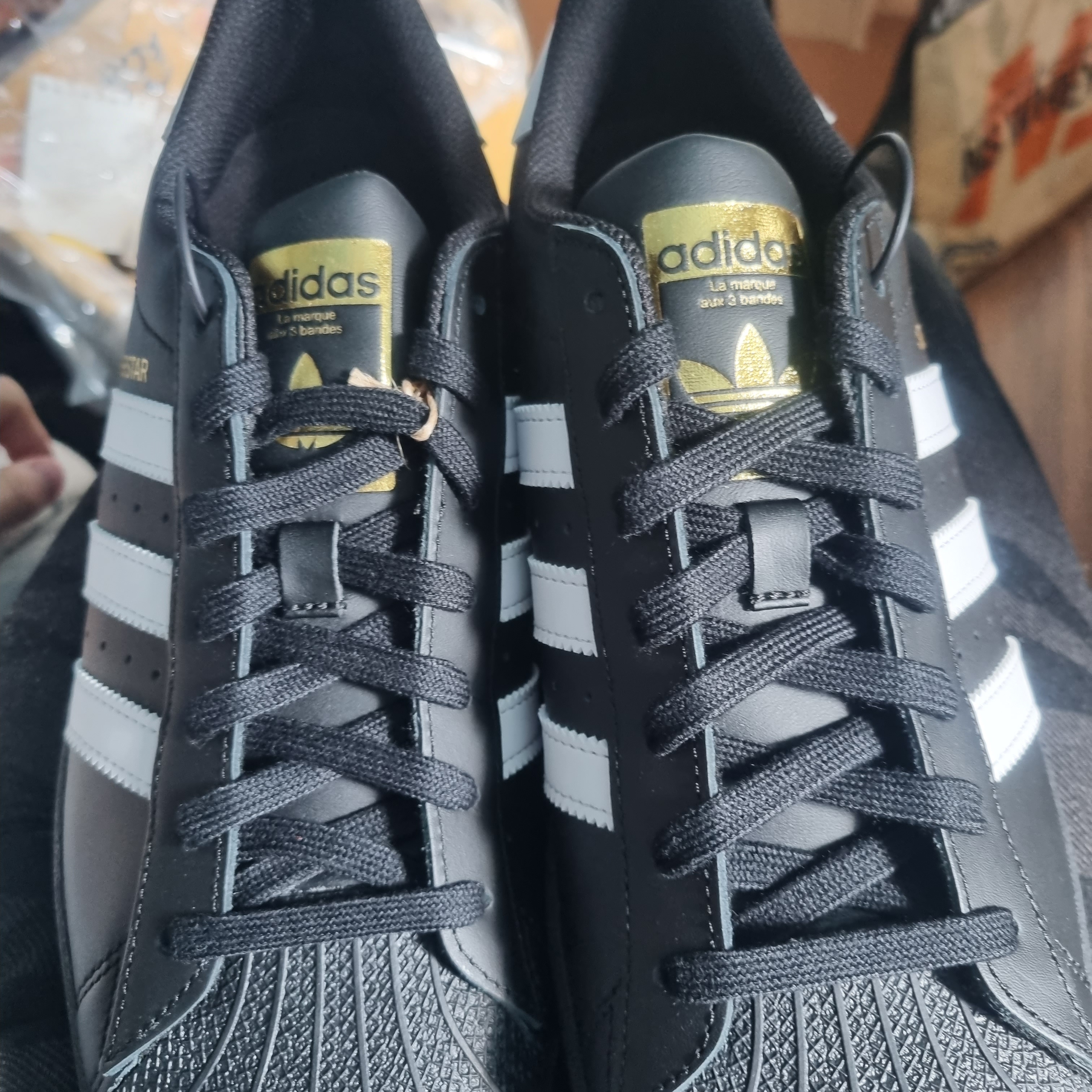 Adidas Superstar Core Black White 착용 스타일