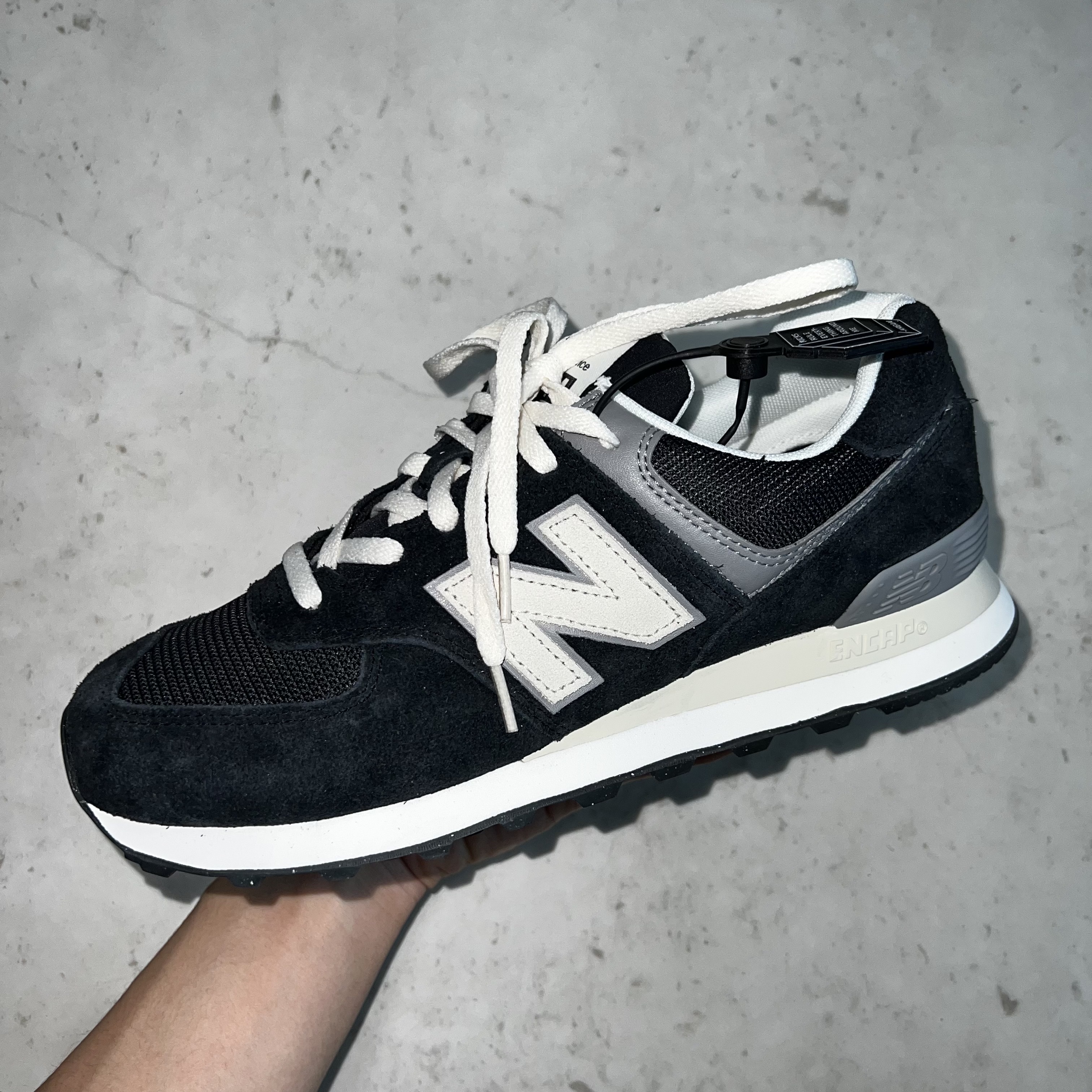 New Balance 574 Classics Reimagined Black 착용 스타일 - 1