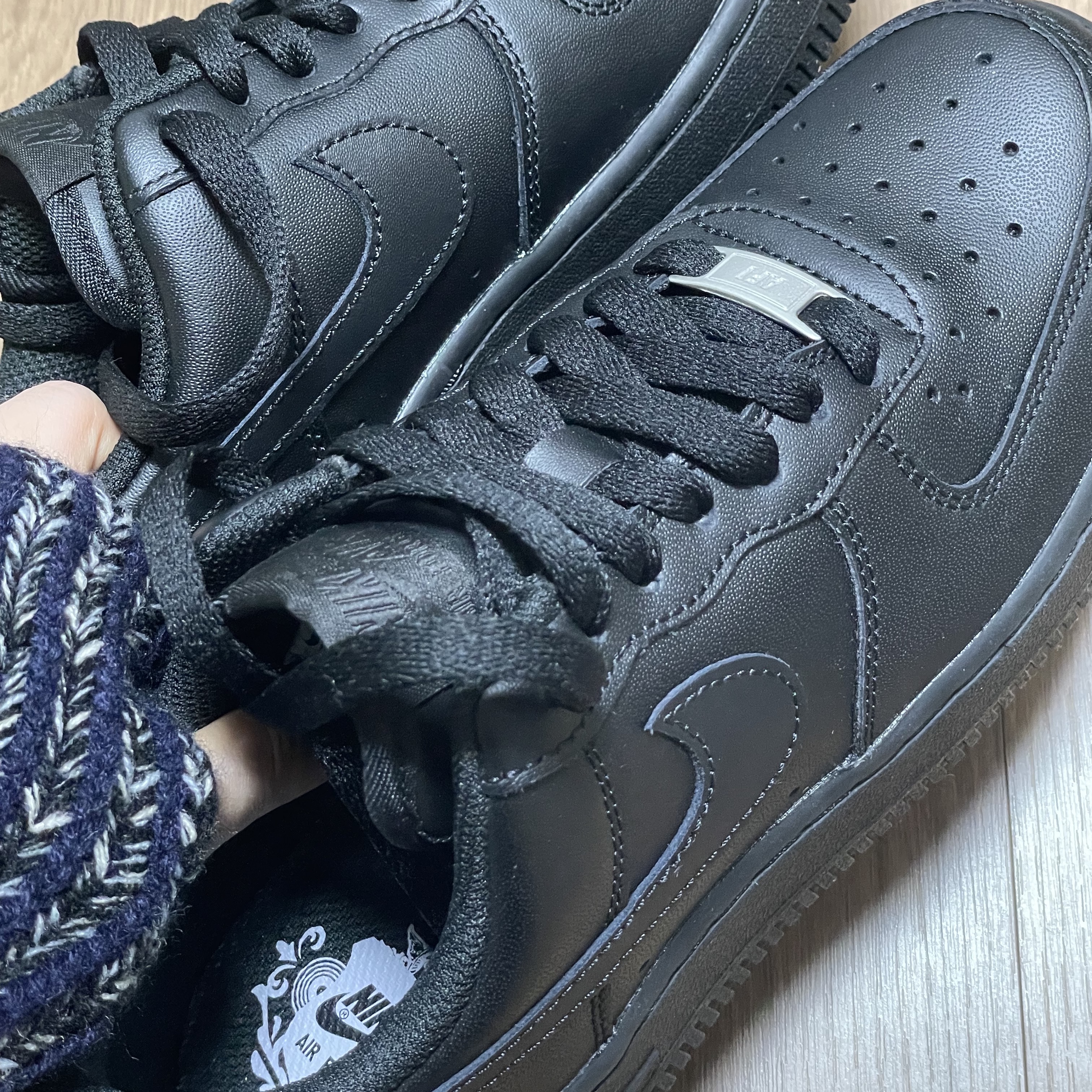 (W) Nike Air Force 1 '07 Low Triple Black 착용 스타일