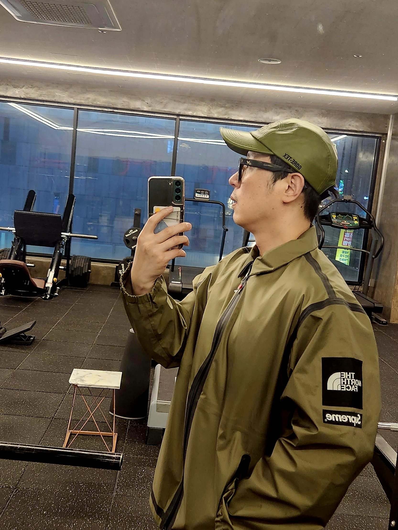 Supreme Gore-Tex Leather Camp Cap Olive - 22SS, Supreme x The North Face Summit Series Outer Tape Seam Coaches Jacket Olive - 21SS 착용 스타일 - 1