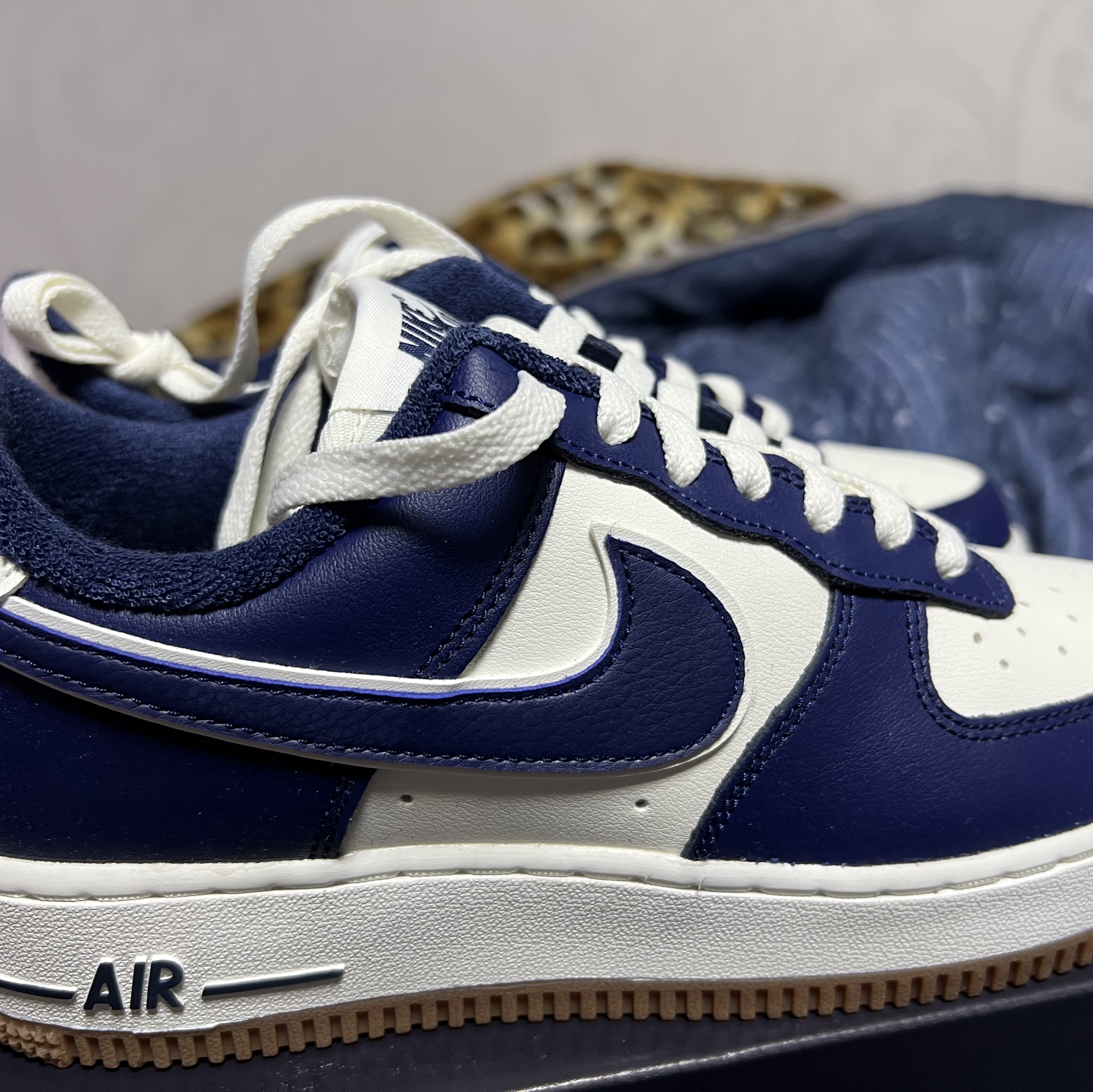Nike Air Force 1 '07 LV8 Midnight Navy 착용 스타일 - 2