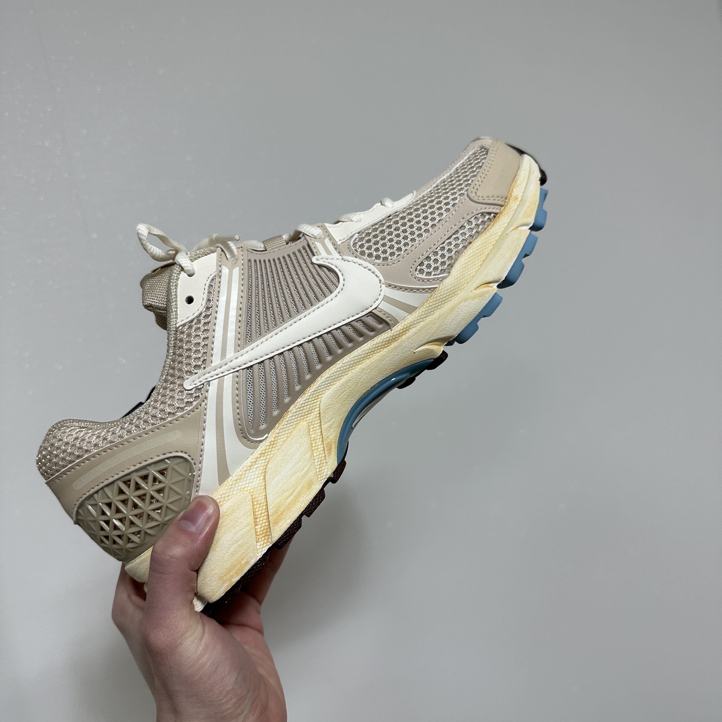 (W) Nike Zoom Vomero 5 Oatmeal 착용 스타일