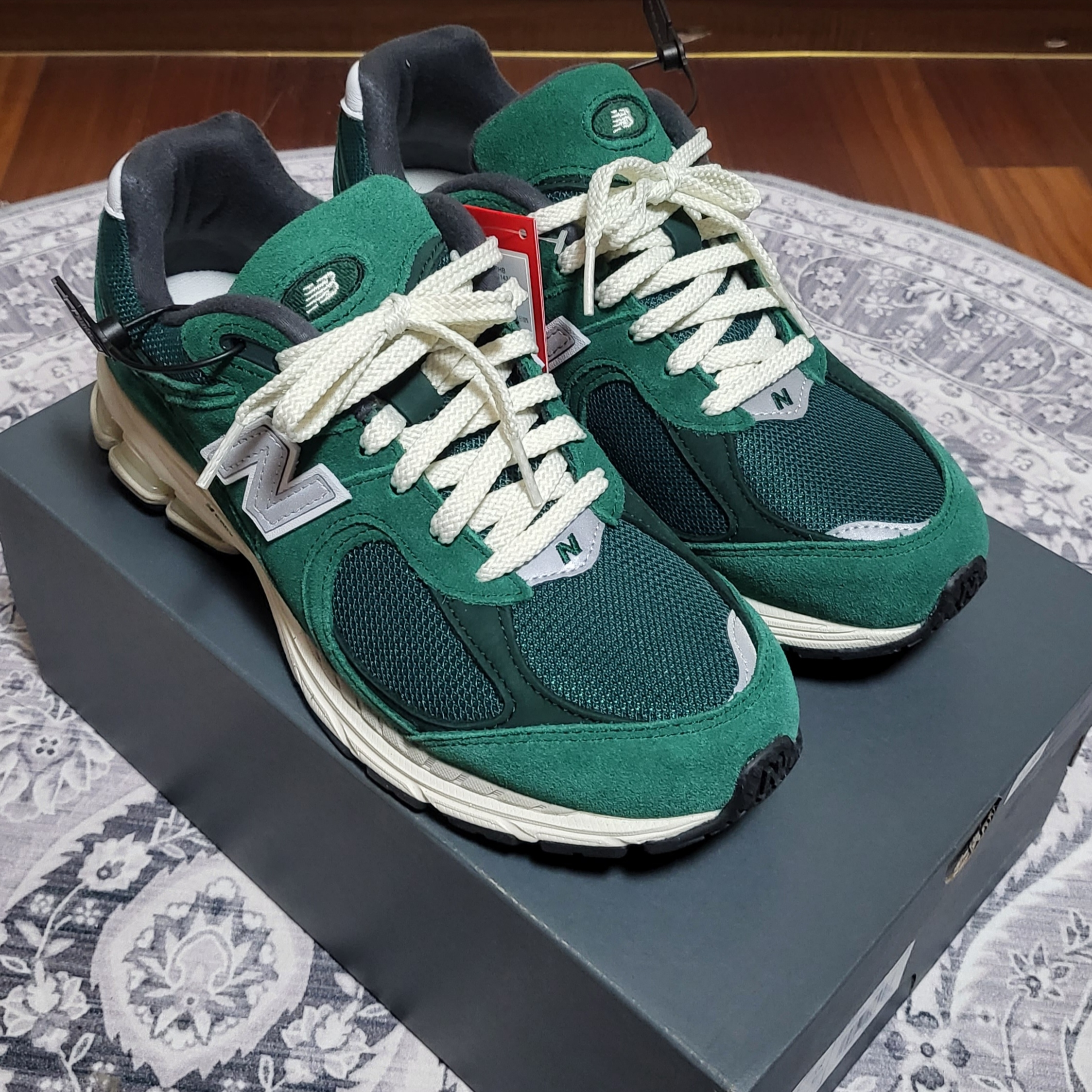 New Balance 2002R Nightwatch Green 착용 스타일