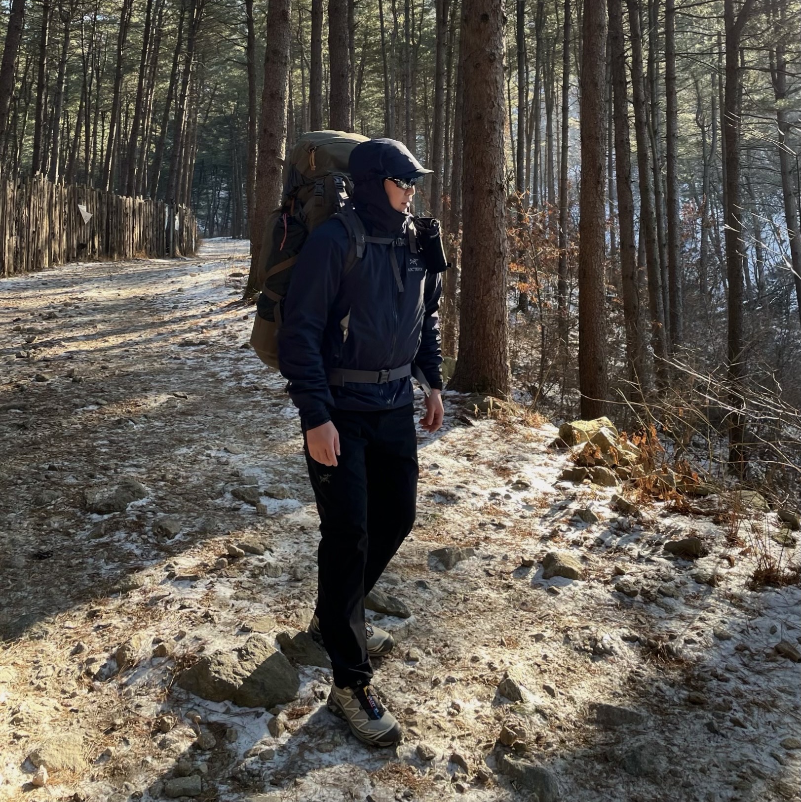 Salomon XT-6 Gore-Tex Vintage Khaki, Arc'teryx Beta LT Jacket Black Sapphire 착용 스타일