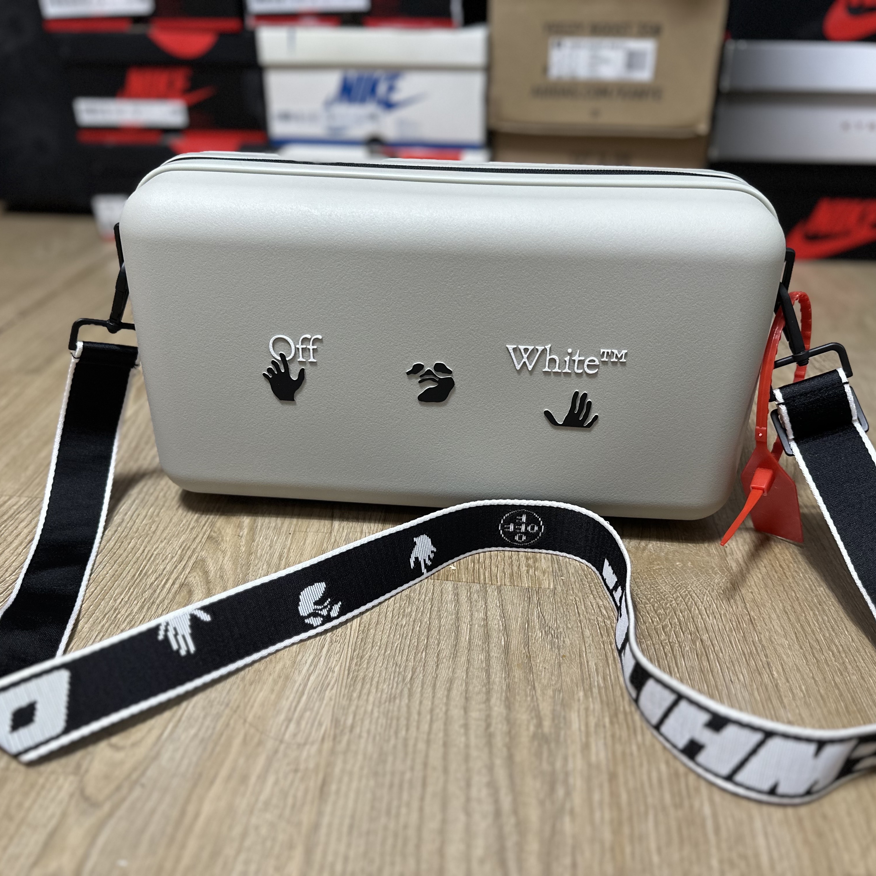 Off-White x Amore Pacific Protection Box (Without Cosmetics) 착용 스타일 - 2