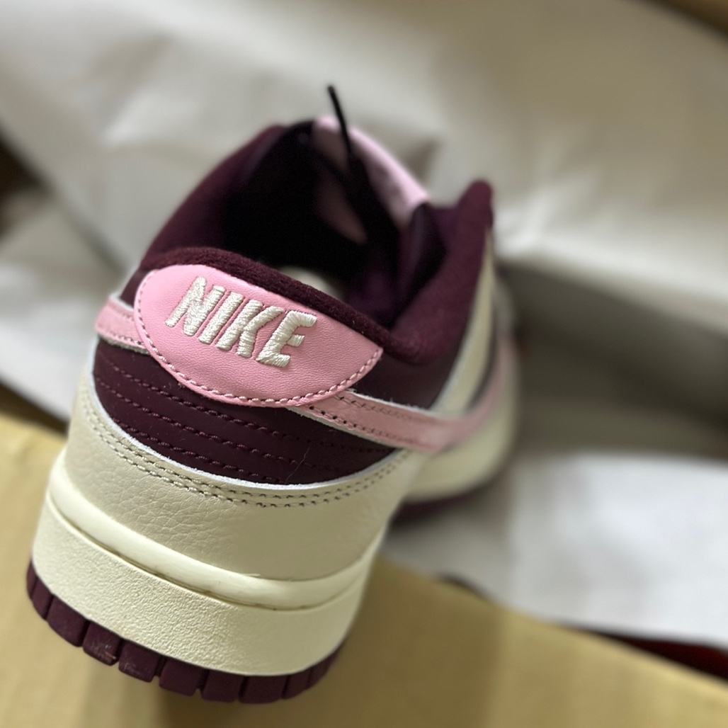 NIke Dunk Low Retro Night Maroon and Medium Soft Pink 착용 스타일 - 1