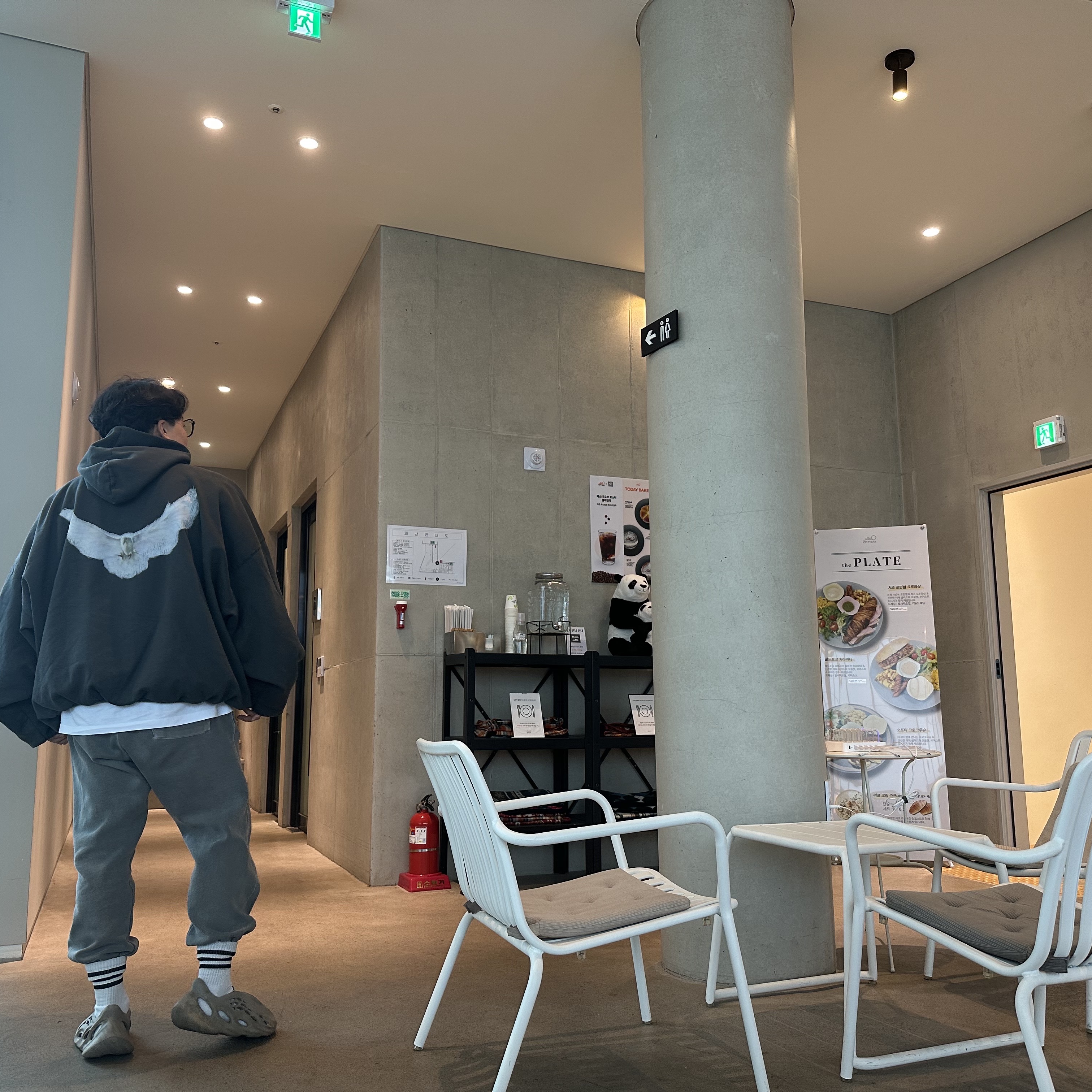 Adidas Yeezy Foam RNNR Stone Sage, Yeezy Gap Engineered By Balenciaga Dove Hoodie Black 착용 스타일