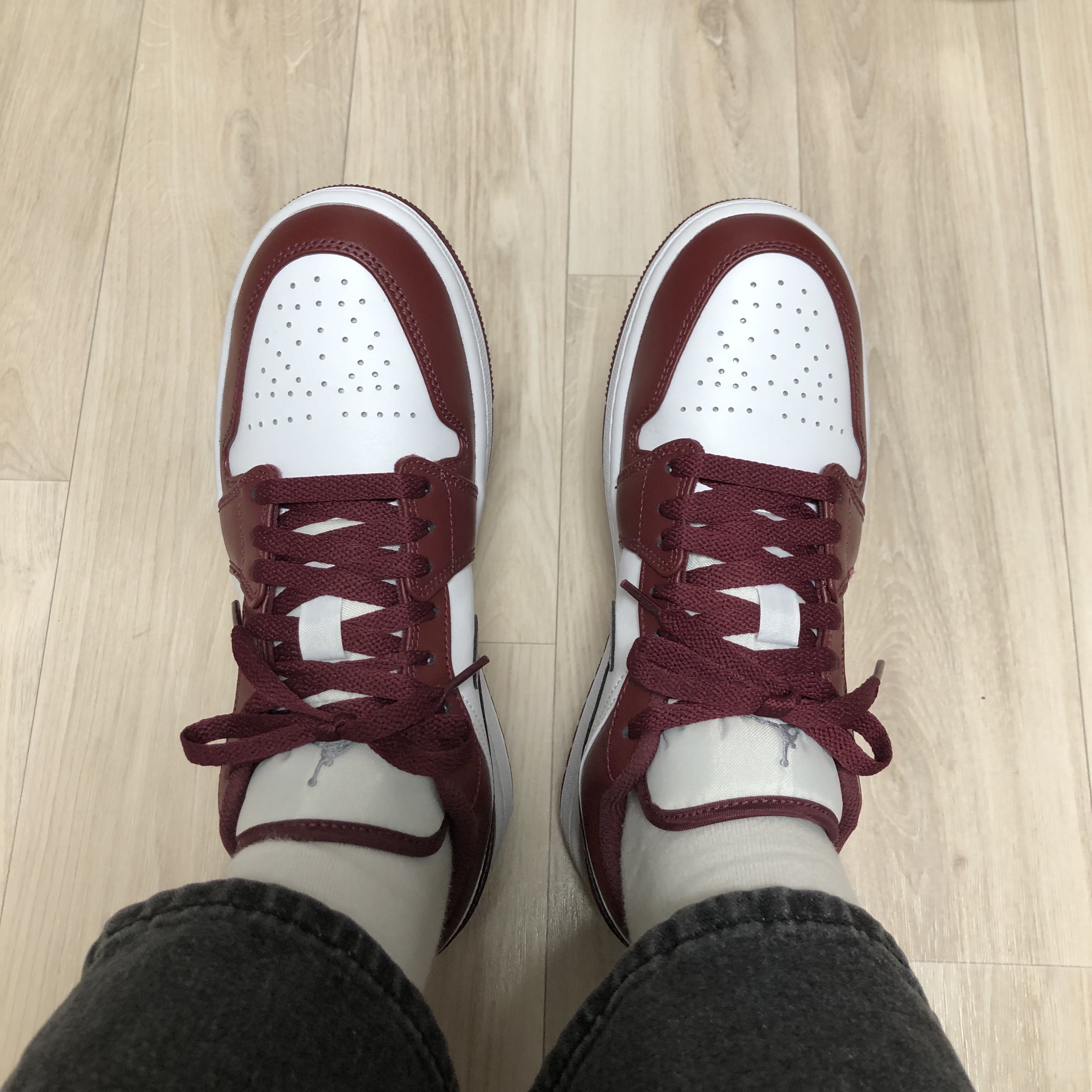 Jordan 1 Low Cherrywood Red 착용 스타일 - 4