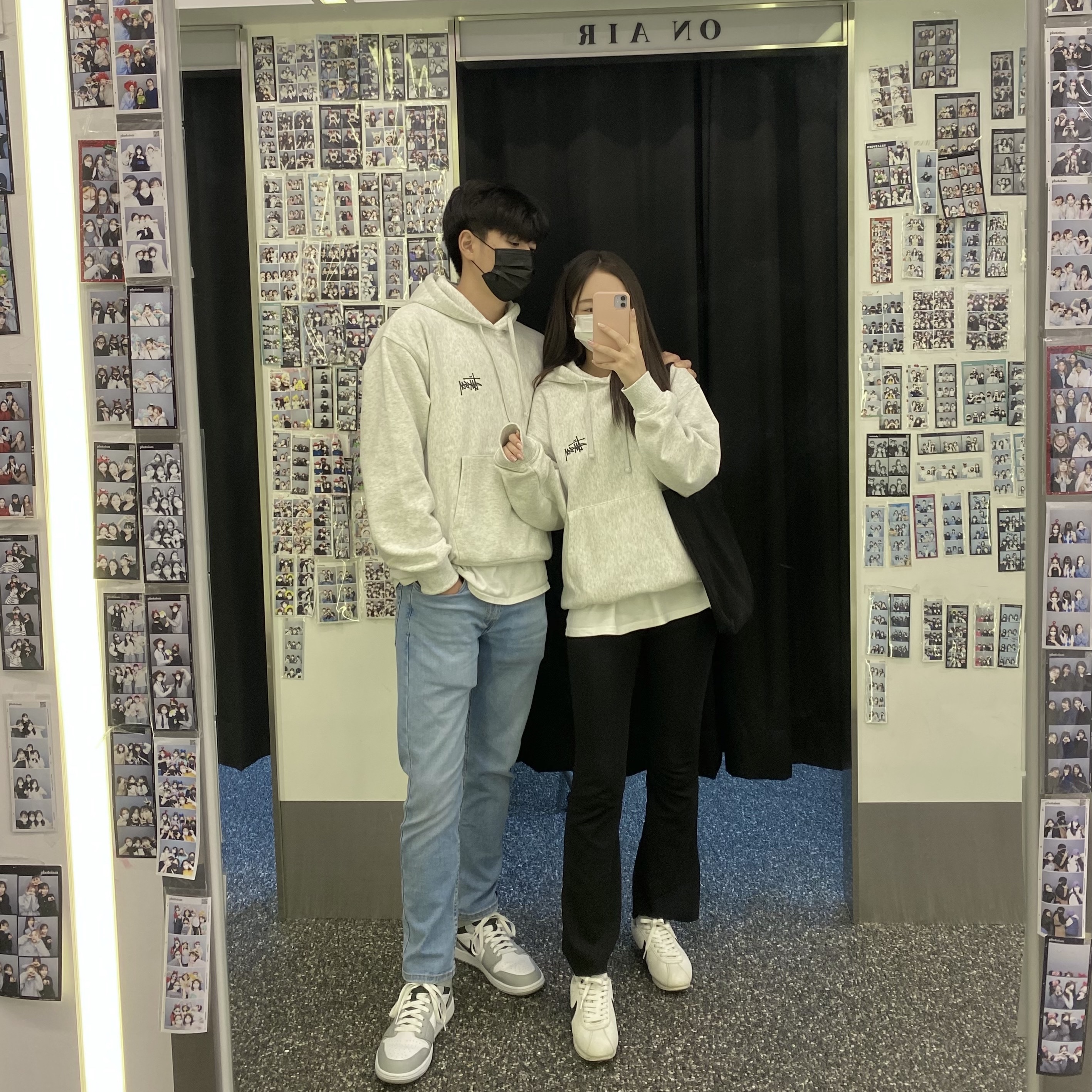 Stussy Basic Stussy Hoodie Ash Heather 2022, Jordan 1 Mid Light Smoke Grey Anthracite 착용 스타일