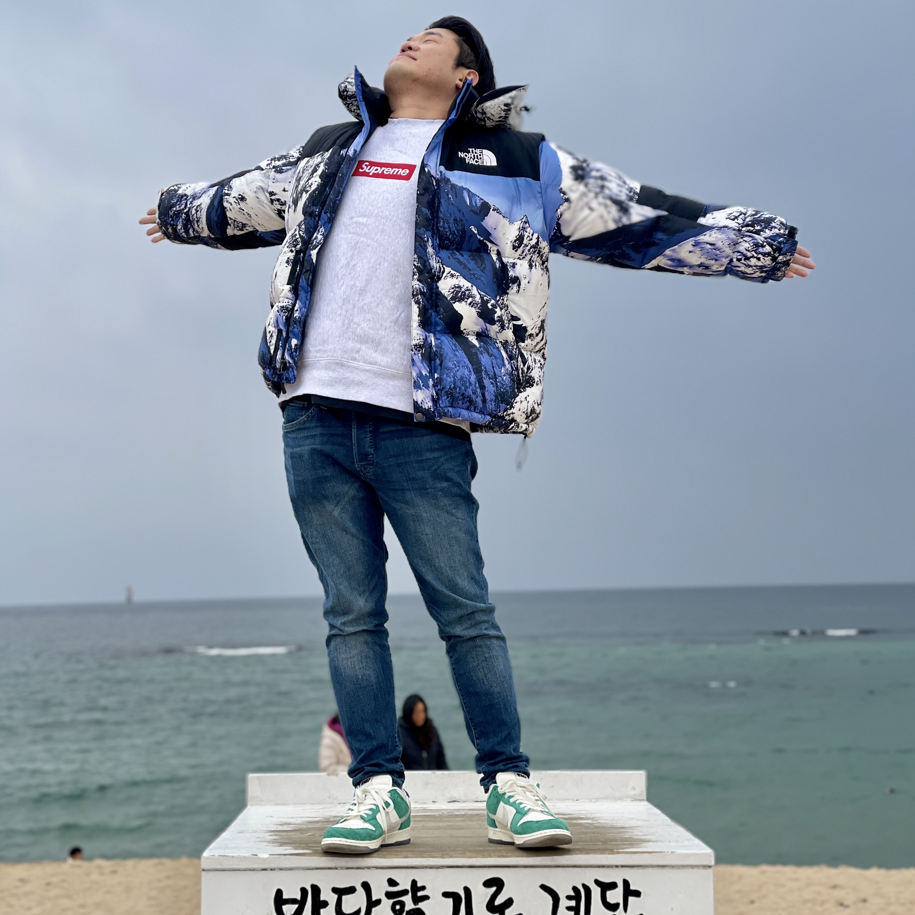 Supreme x The North Face Mountain Baltoro Jacket Blue White - 17FW, Supreme Box Logo Crewneck Ash Grey - 18FW 착용 스타일