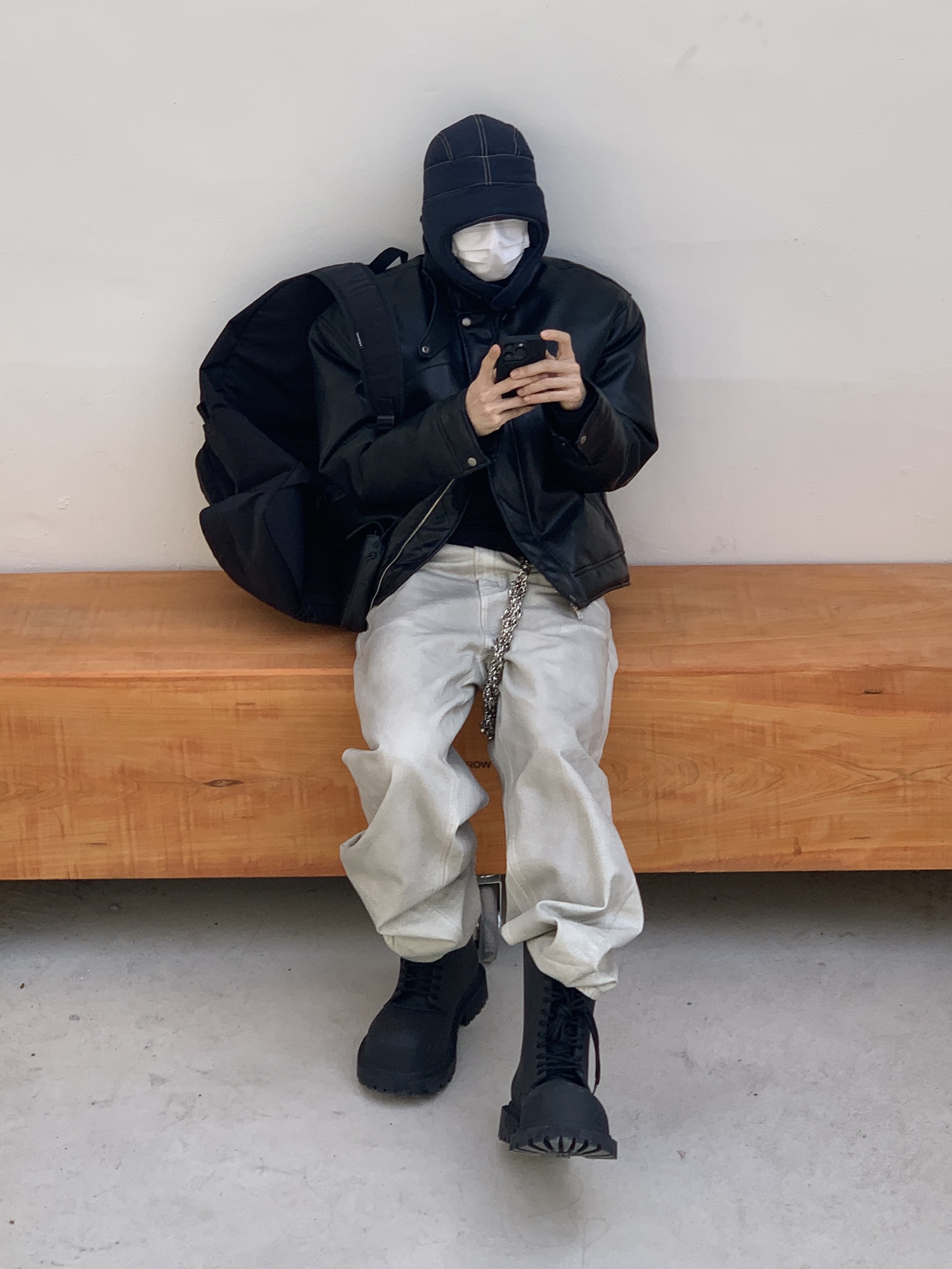 Jacquemus La Cagoule Bricciola Puffed Ear Flap Hat Navy, Balenciaga XL Army Boots Full Eva Black 착용 스타일 - 1