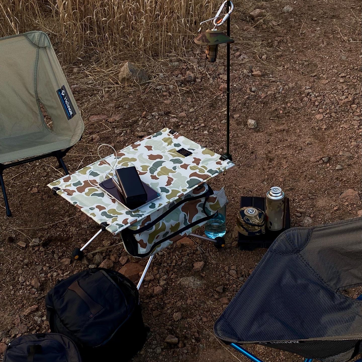 Helinox x Filson Solid Tactical Hard Top Table Grey Shrub Camo 착용 스타일