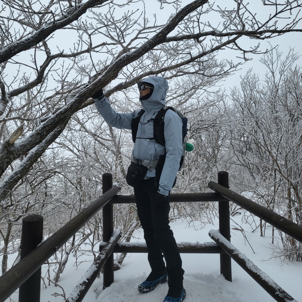Arc'teryx Atom LT Hoody Black, Arc'teryx Mantis 2 Waistpack Black 착용 스타일 - 3