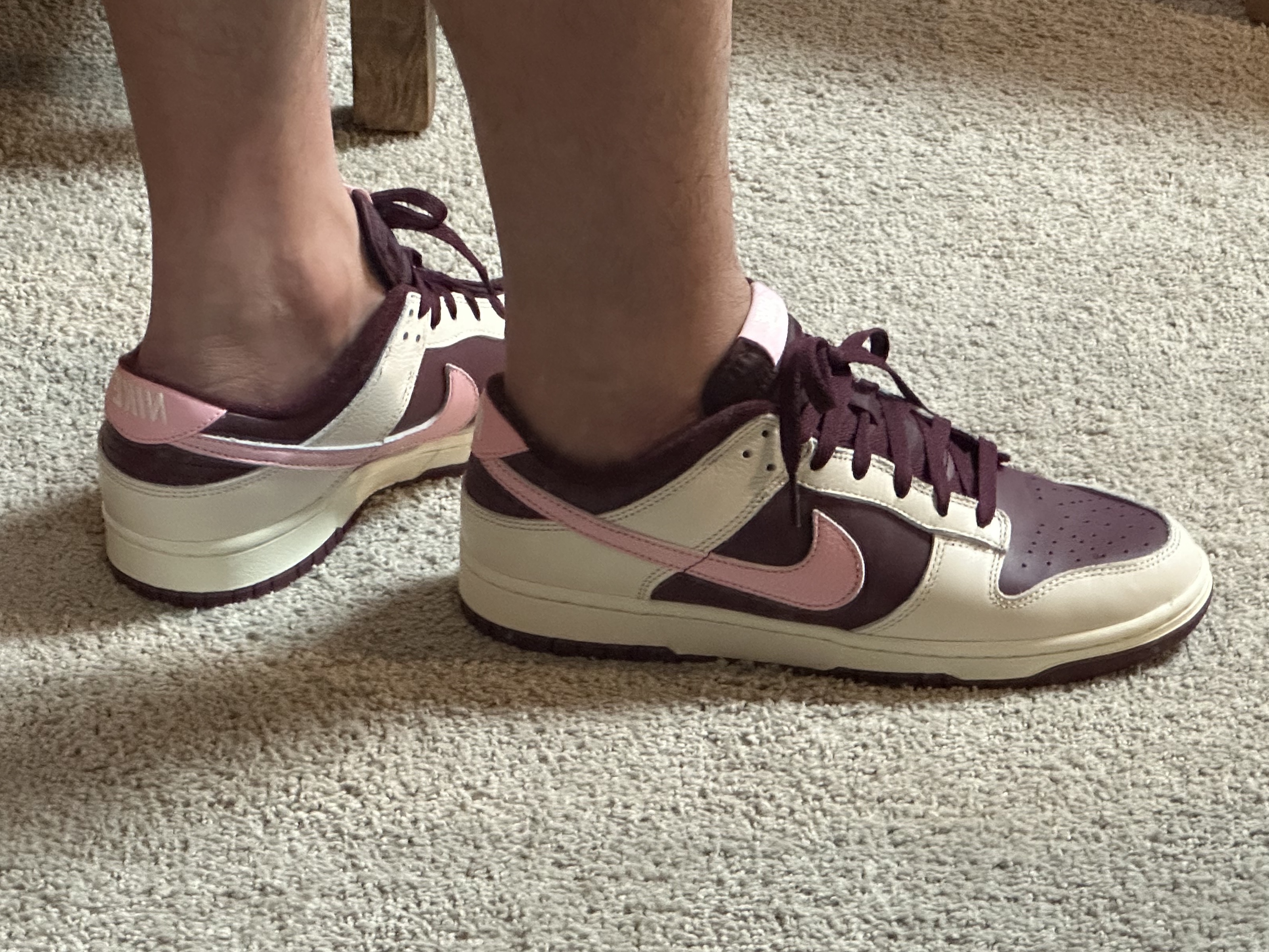 NIke Dunk Low Retro Night Maroon and Medium Soft Pink 착용 스타일 - 3