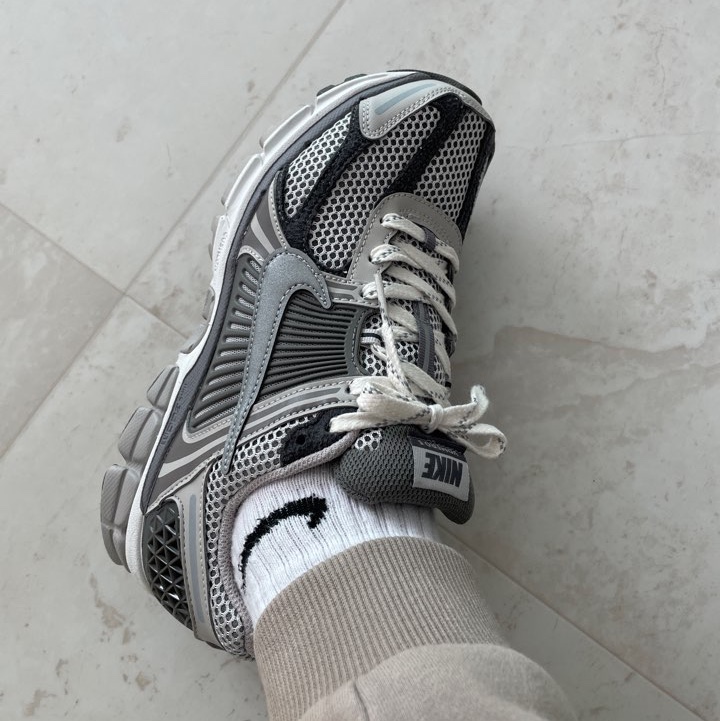 Nike Zoom Vomero 5 PRM Light Iron Ore and Flat Fewter 착용 스타일