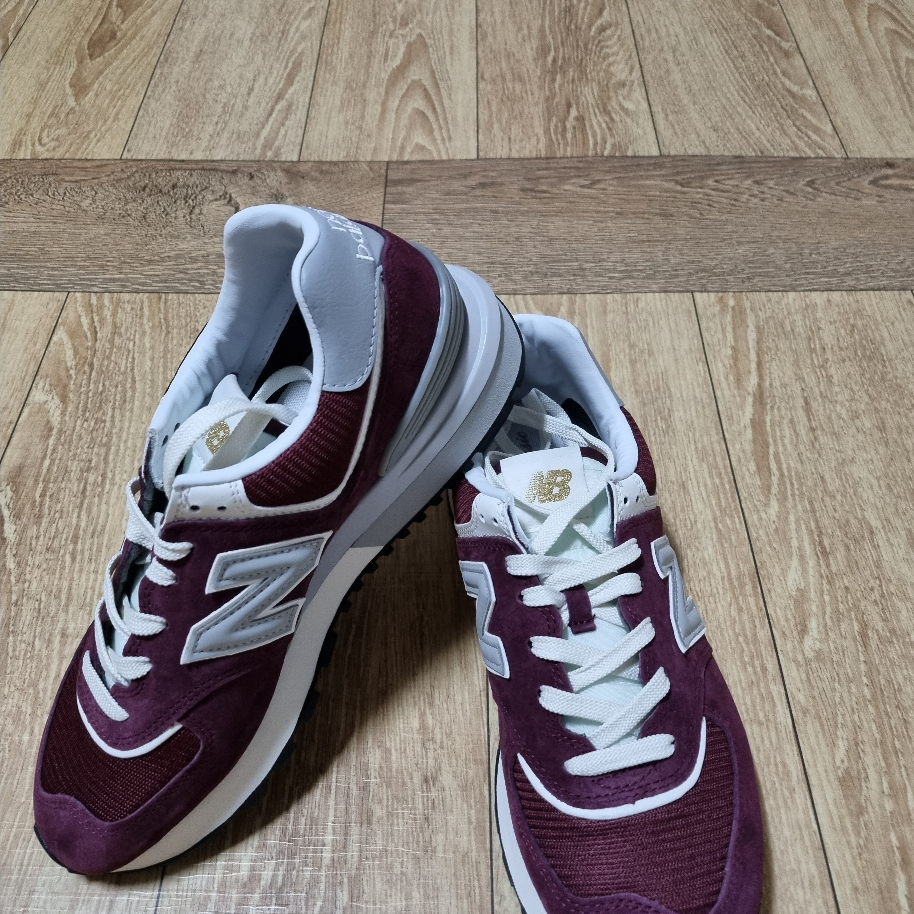 New Balance 574 Legacy Burgundy 착용 스타일
