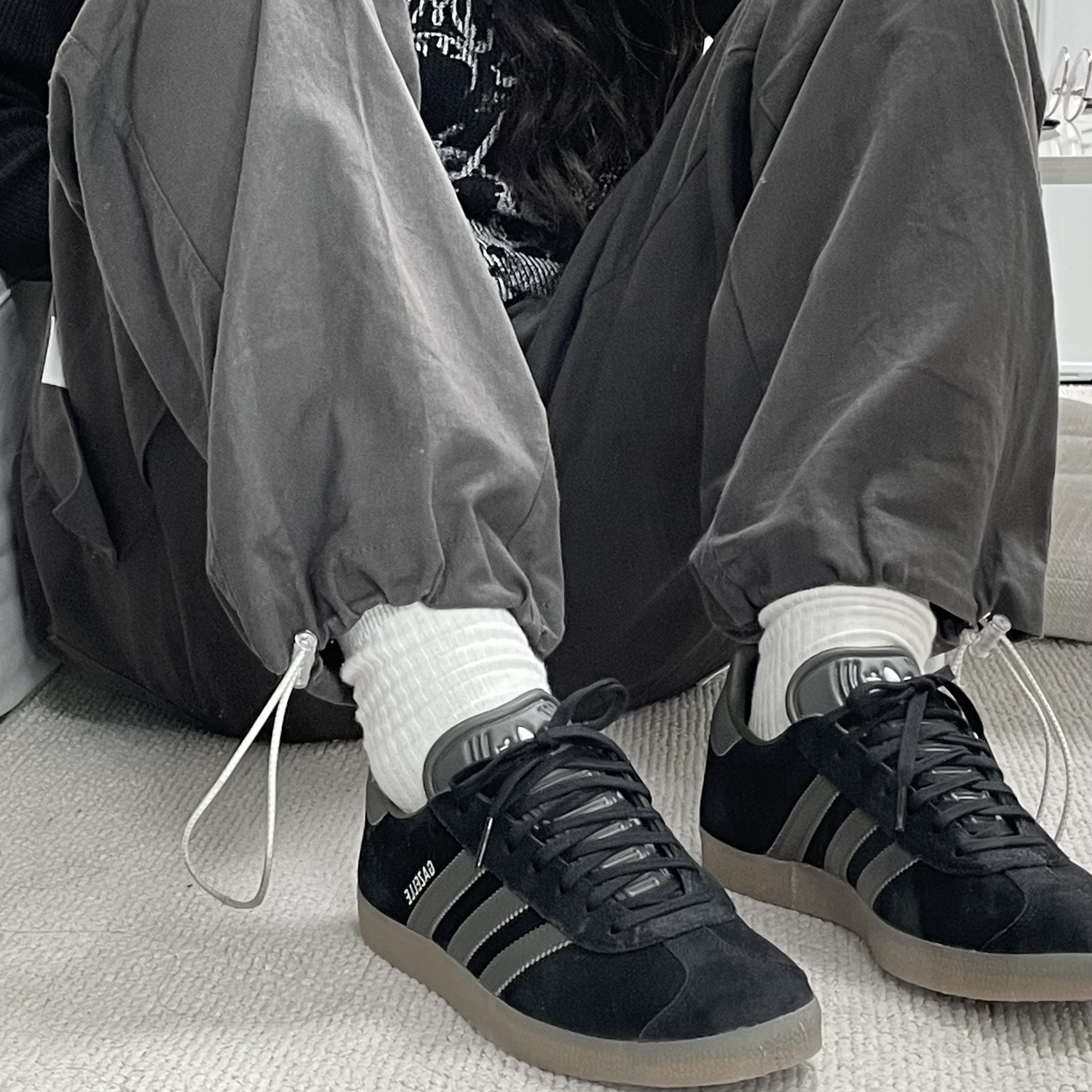 Adidas Gazelle Core Black Pantone 착용 스타일 - 2