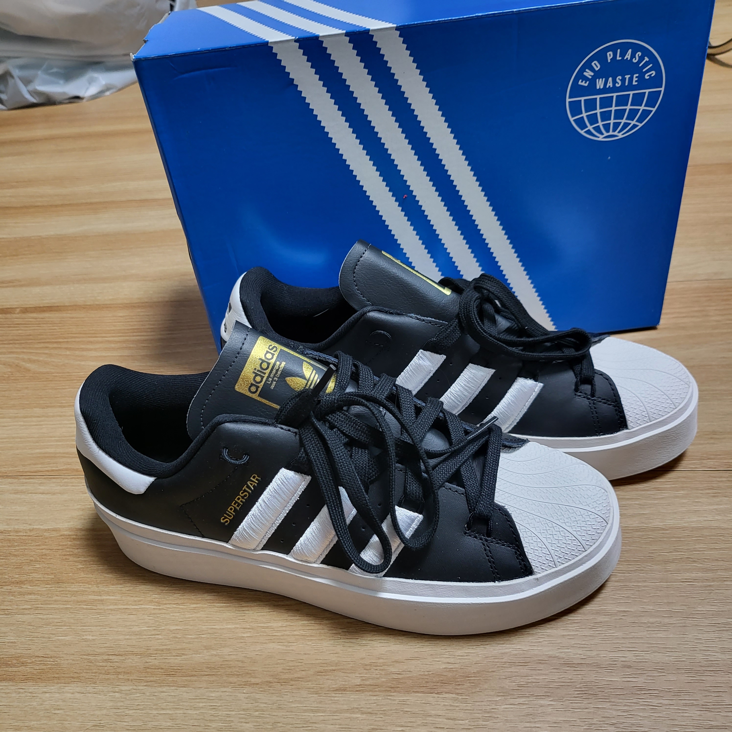 (W) Adidas Superstar Bonega Core Black 착용 스타일 - 2